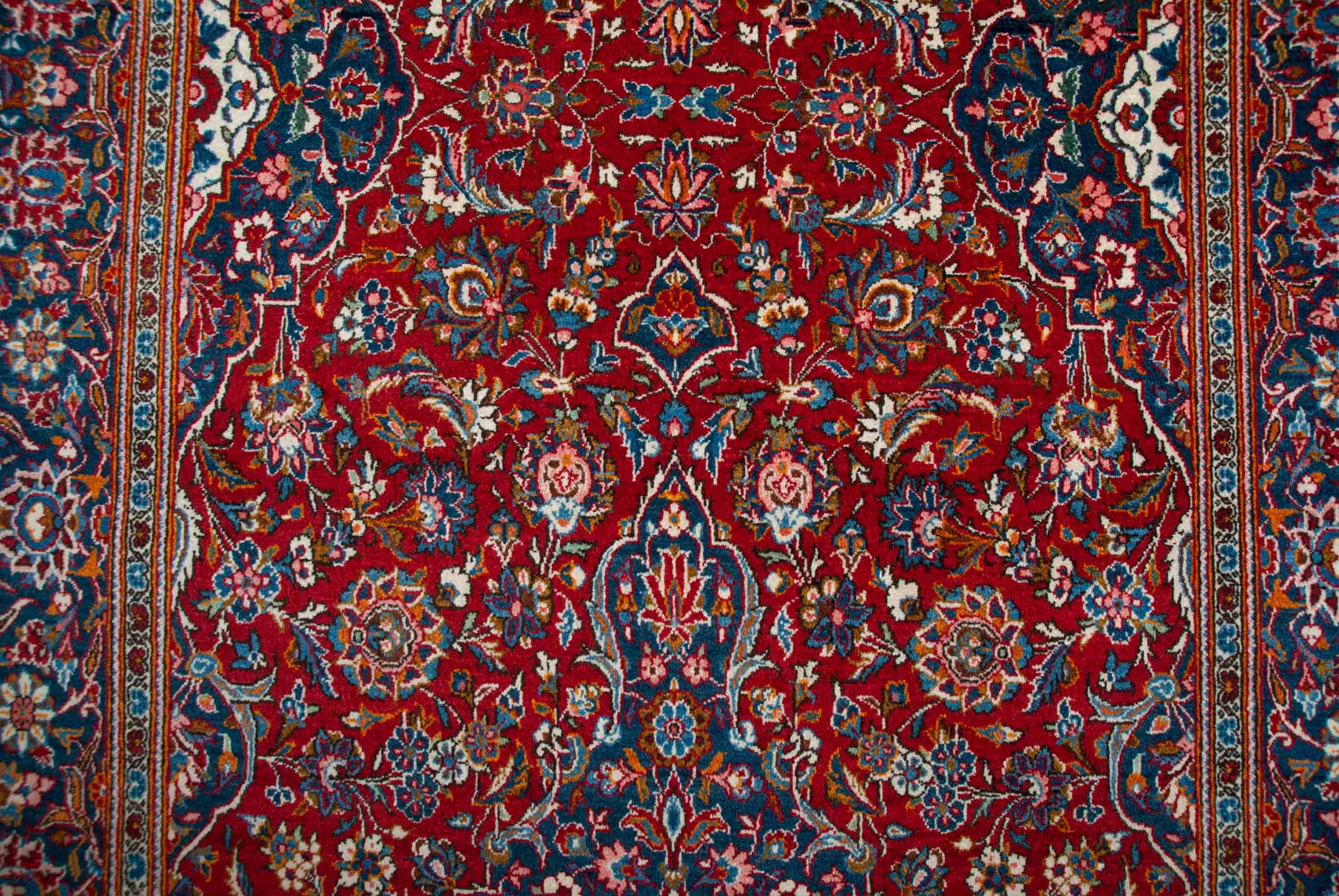 Eine Fotoaufnahme eines Keshan Teppichs.