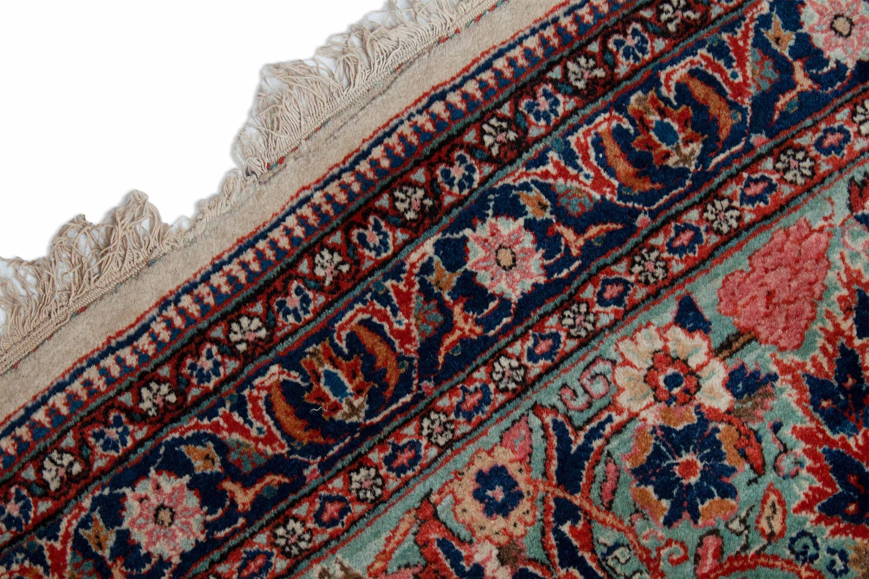 Eine Fotoaufnahme eines Keshan Teppichs.