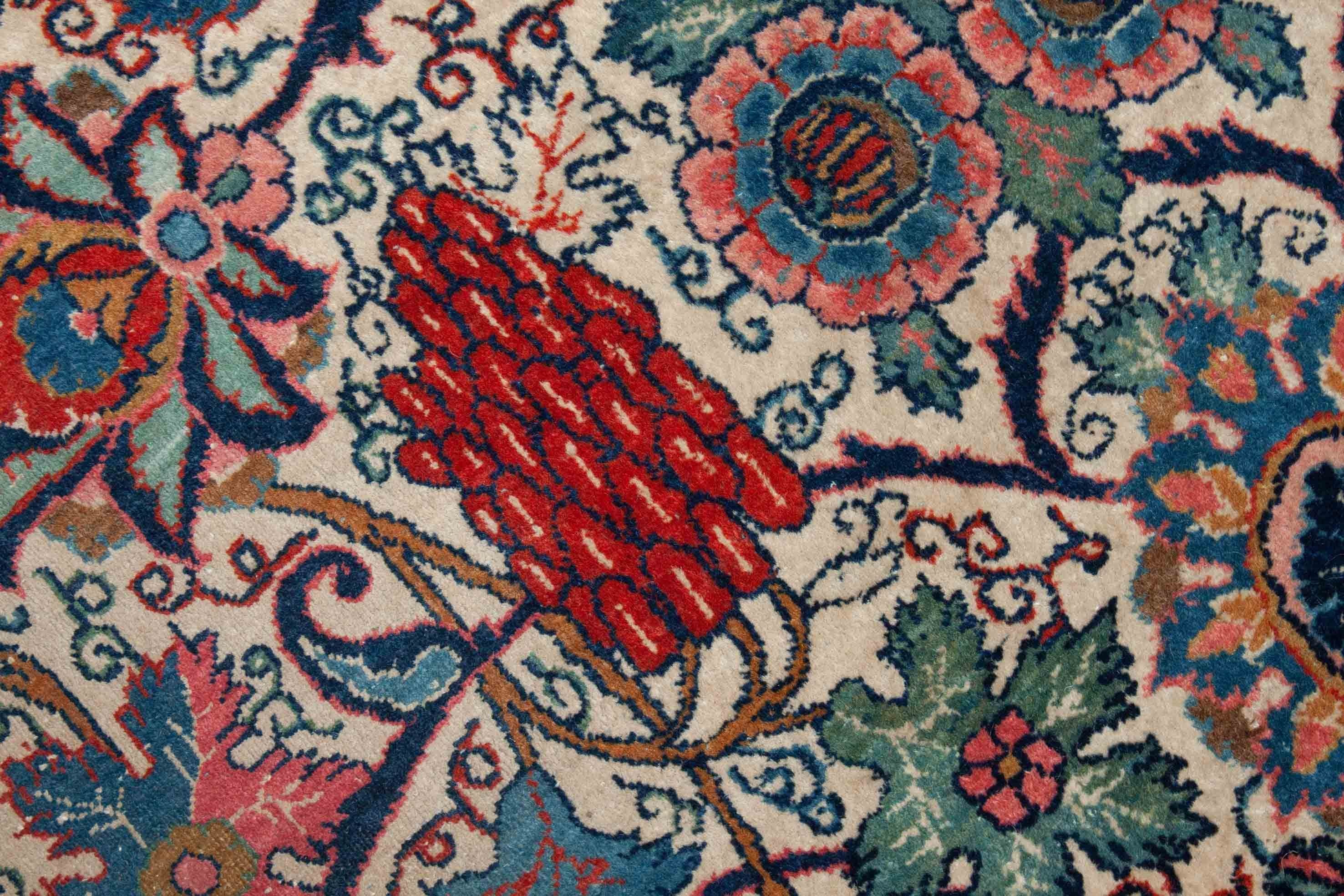 Eine Fotoaufnahme eines Keshan Teppichs.