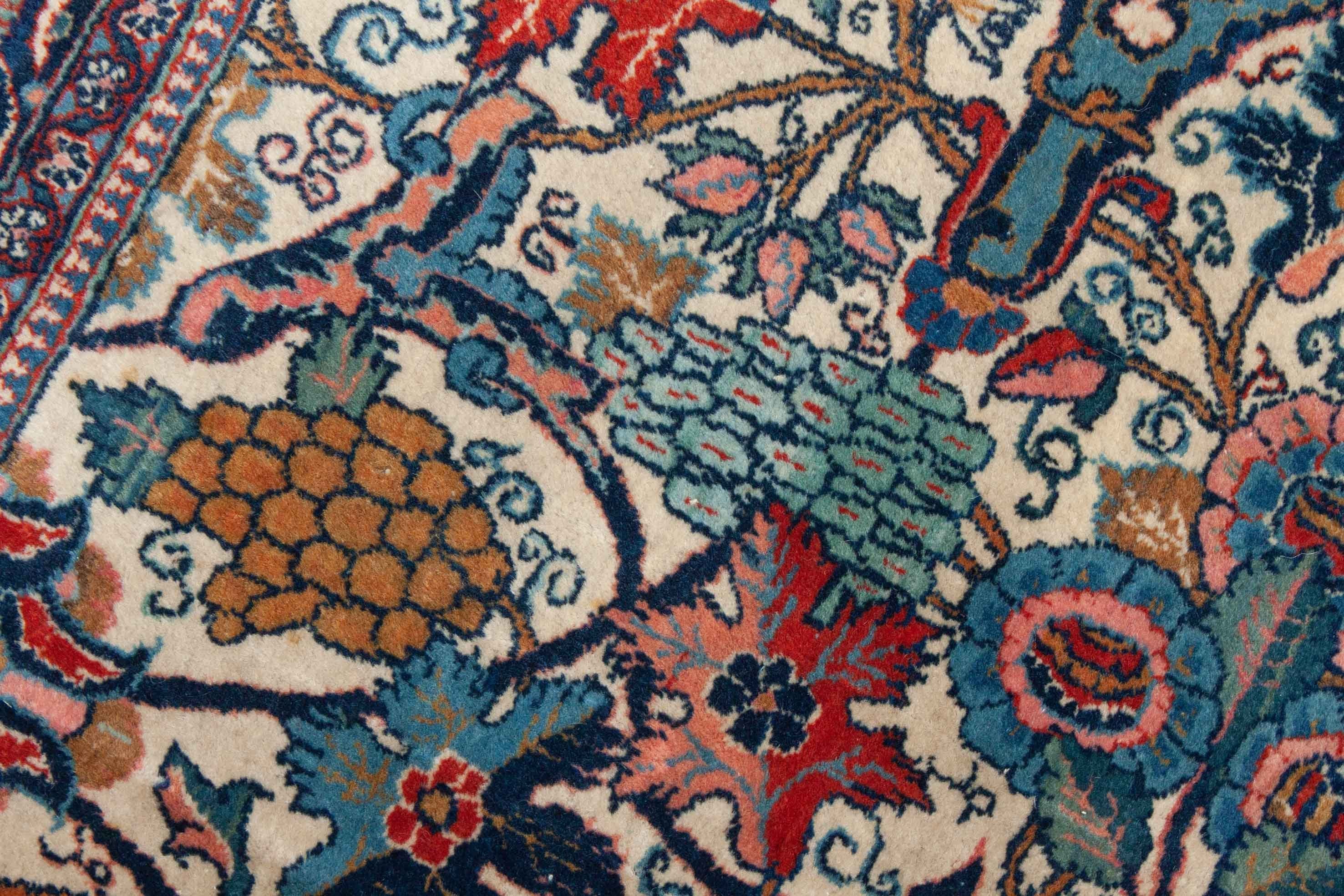 Eine Fotoaufnahme eines Keshan Teppichs.