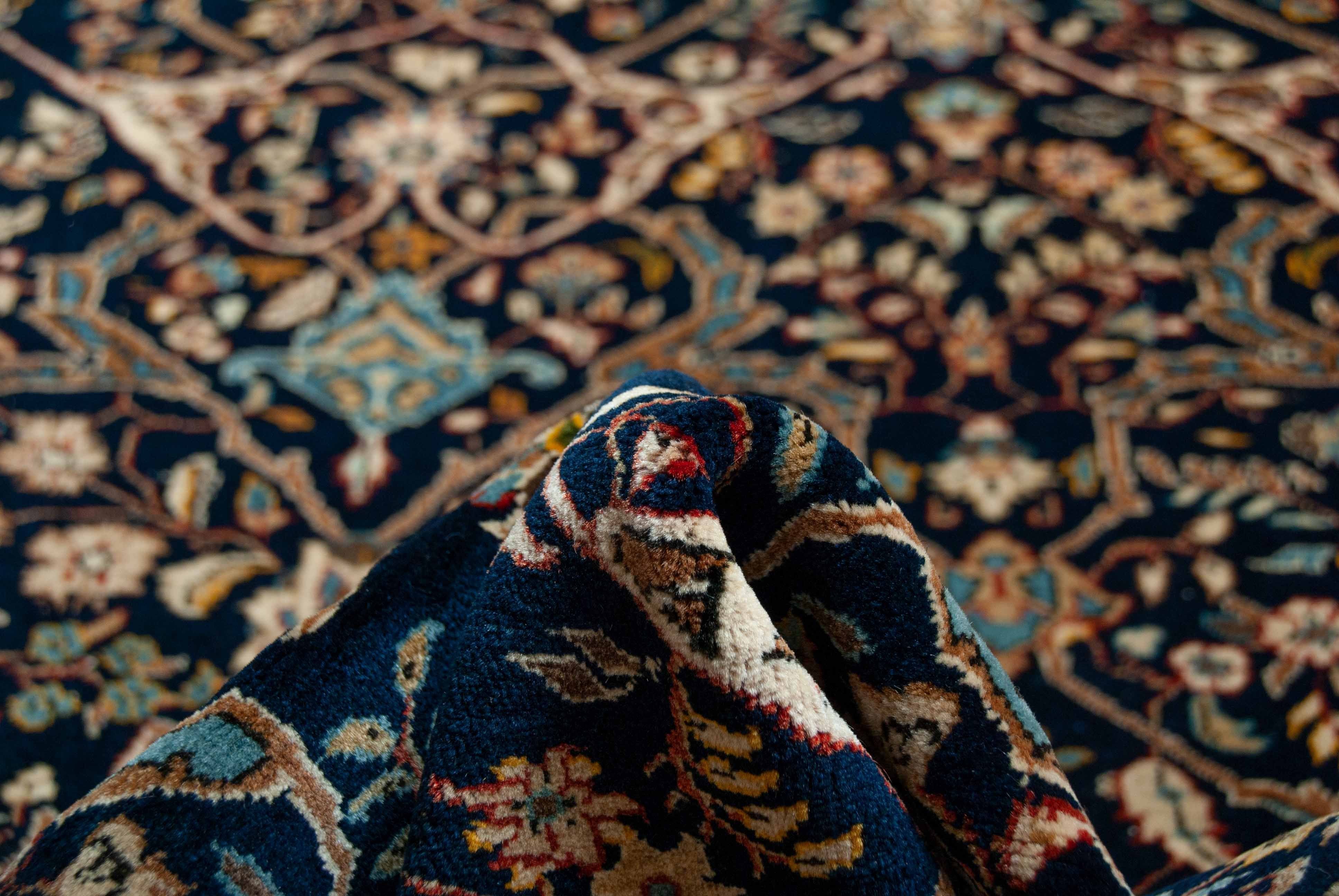 Eine Fotoaufnahme eines Sarough Teppichs.