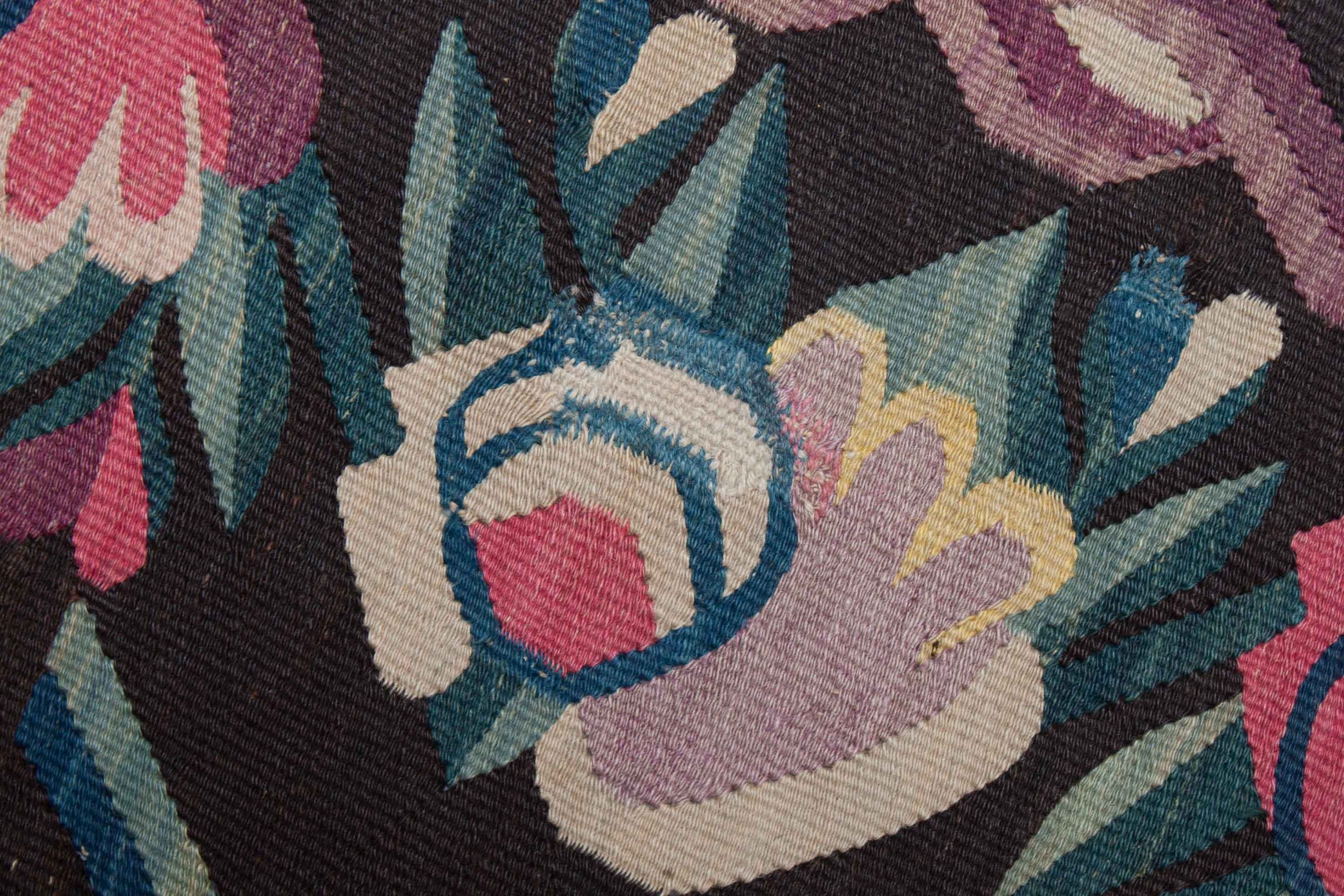 Eine Fotoaufnahme eines Gharabagh Kelim Teppichs.