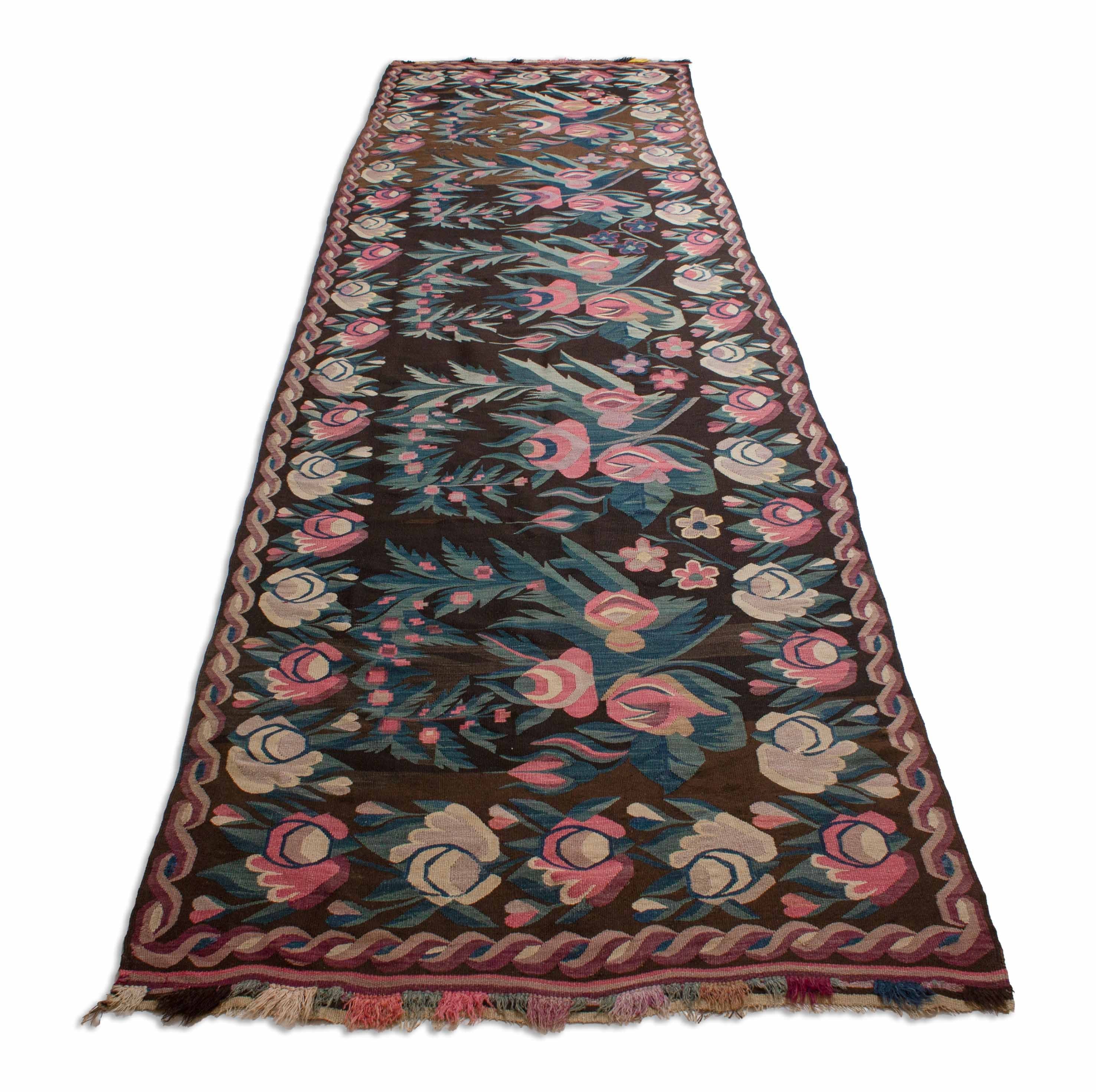 Eine Fotoaufnahme eines Gharabagh Kelim Teppichs.