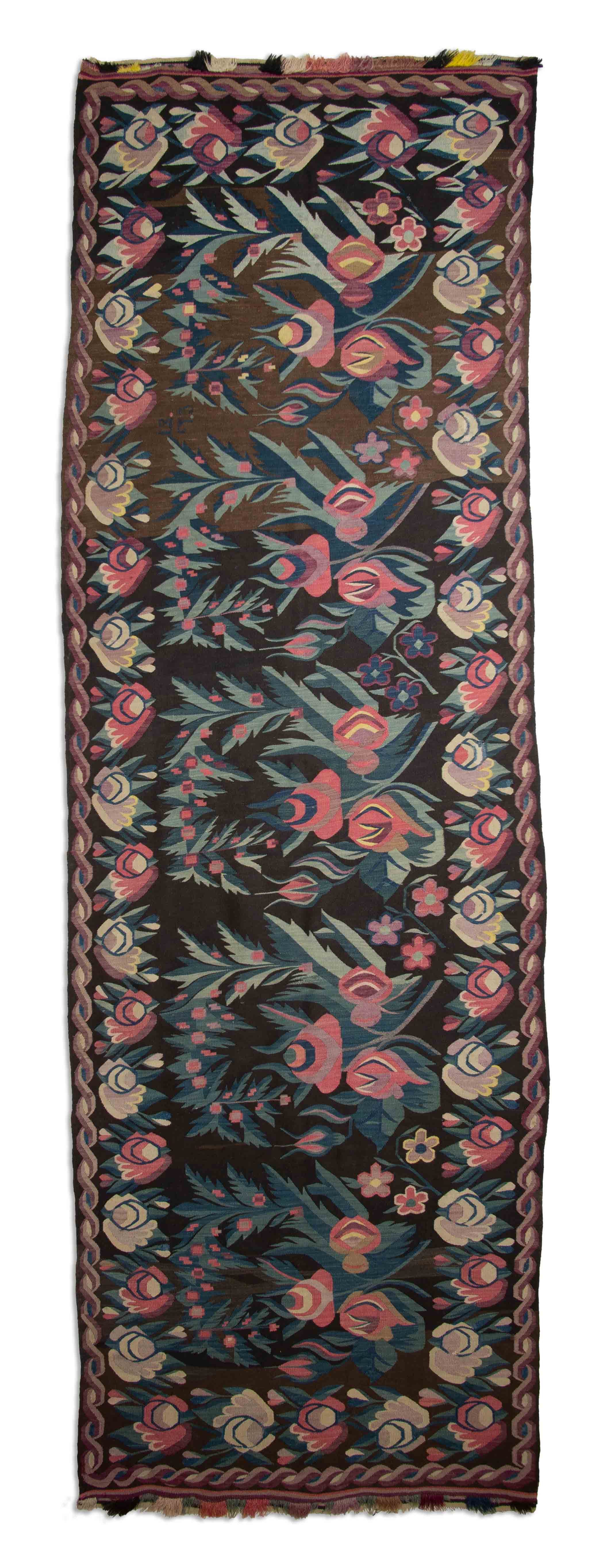 Eine Fotoaufnahme eines Gharabagh Kelim Teppichs.