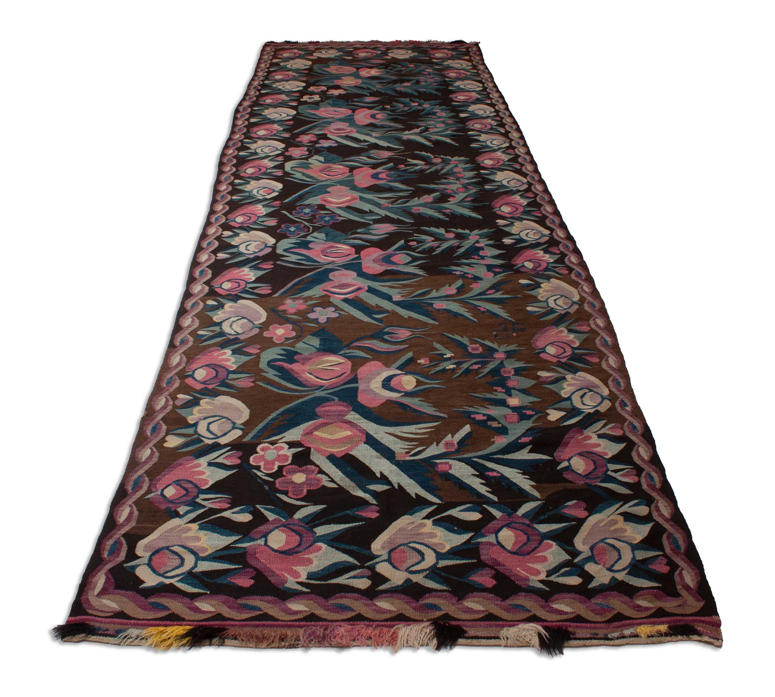 Eine Fotoaufnahme eines Gharabagh Kelim Teppichs.