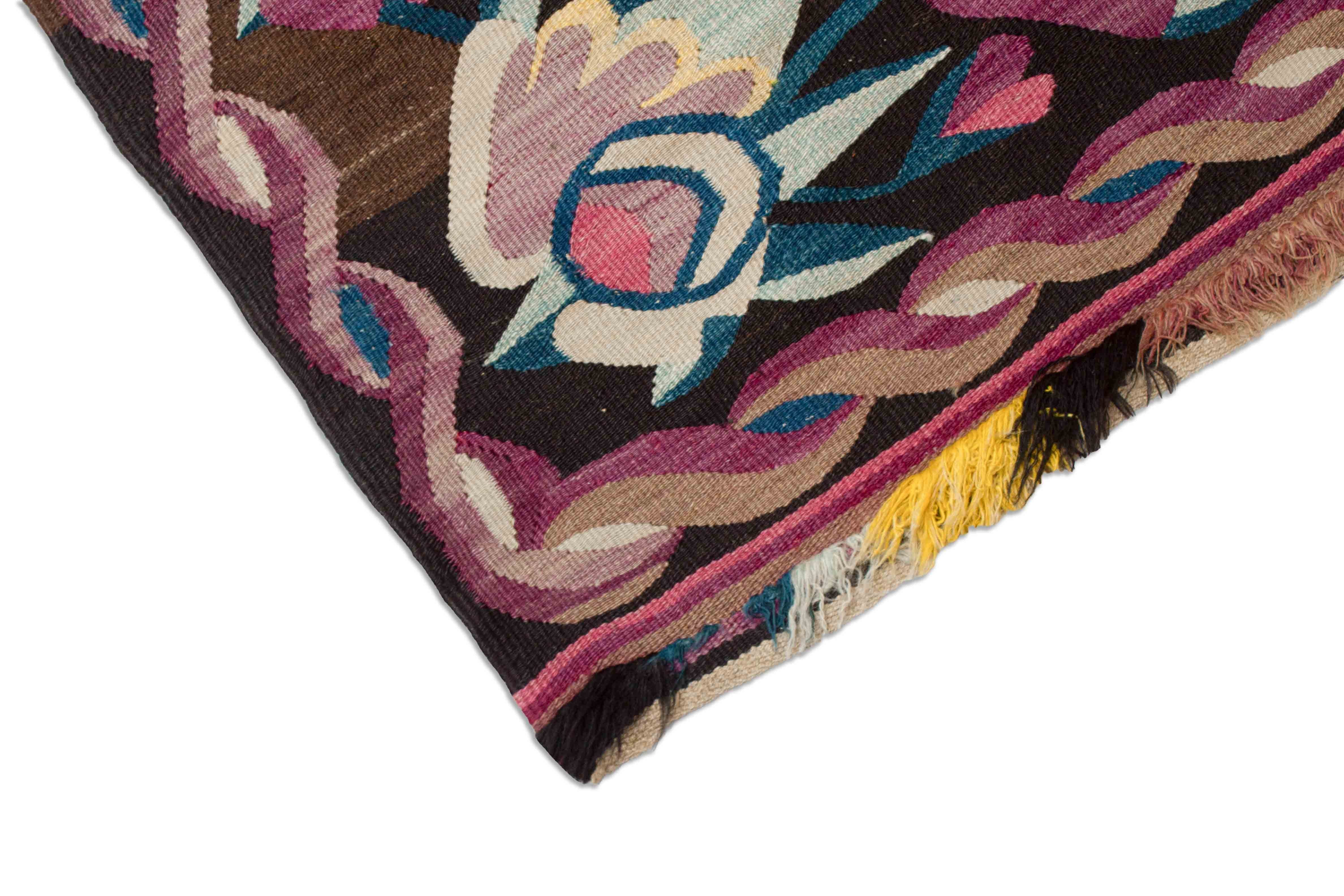 Eine Fotoaufnahme eines Gharabagh Kelim Teppichs.