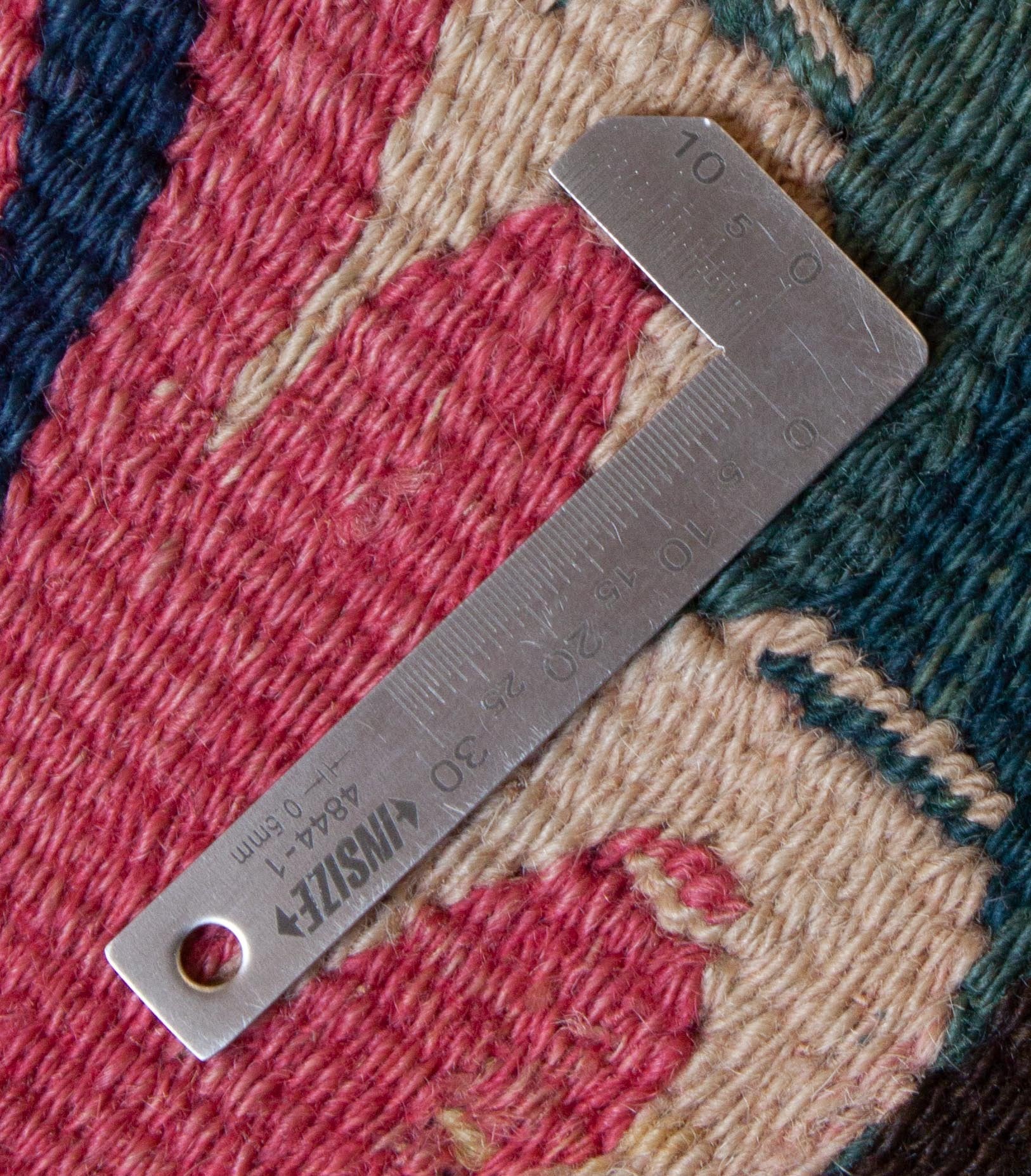 Eine Fotoaufnahme eines Gharabagh Kelim Teppichs.