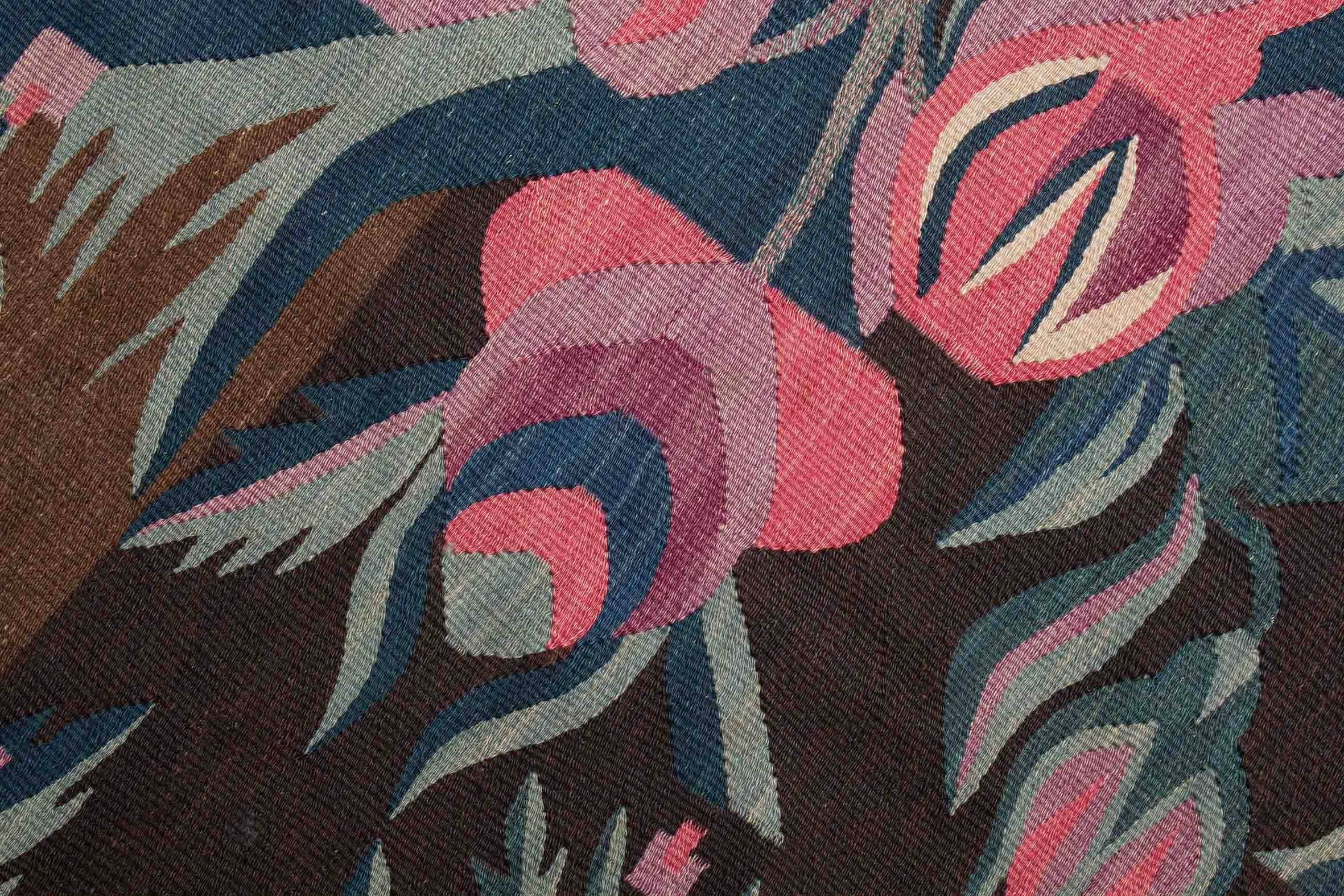 Eine Fotoaufnahme eines Gharabagh Kelim Teppichs.