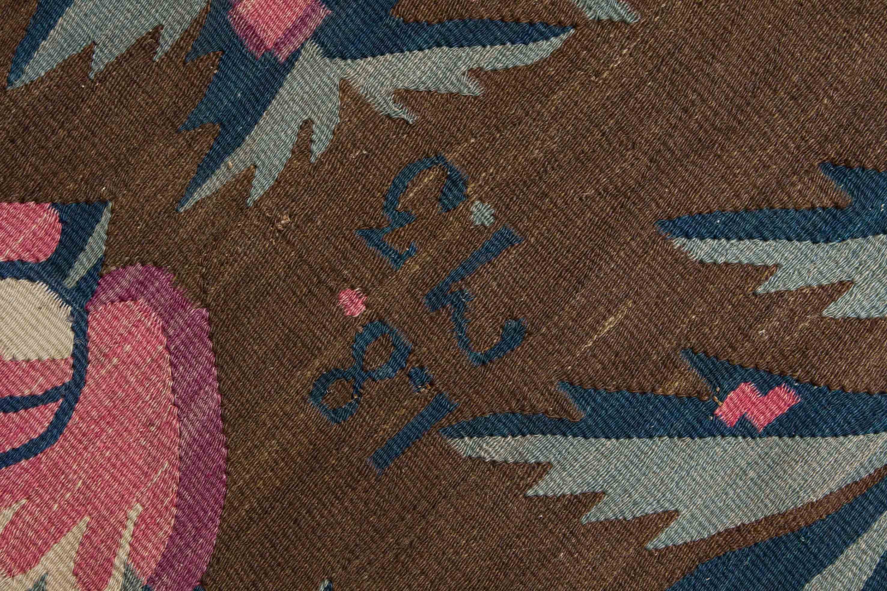 Eine Fotoaufnahme eines Gharabagh Kelim Teppichs.