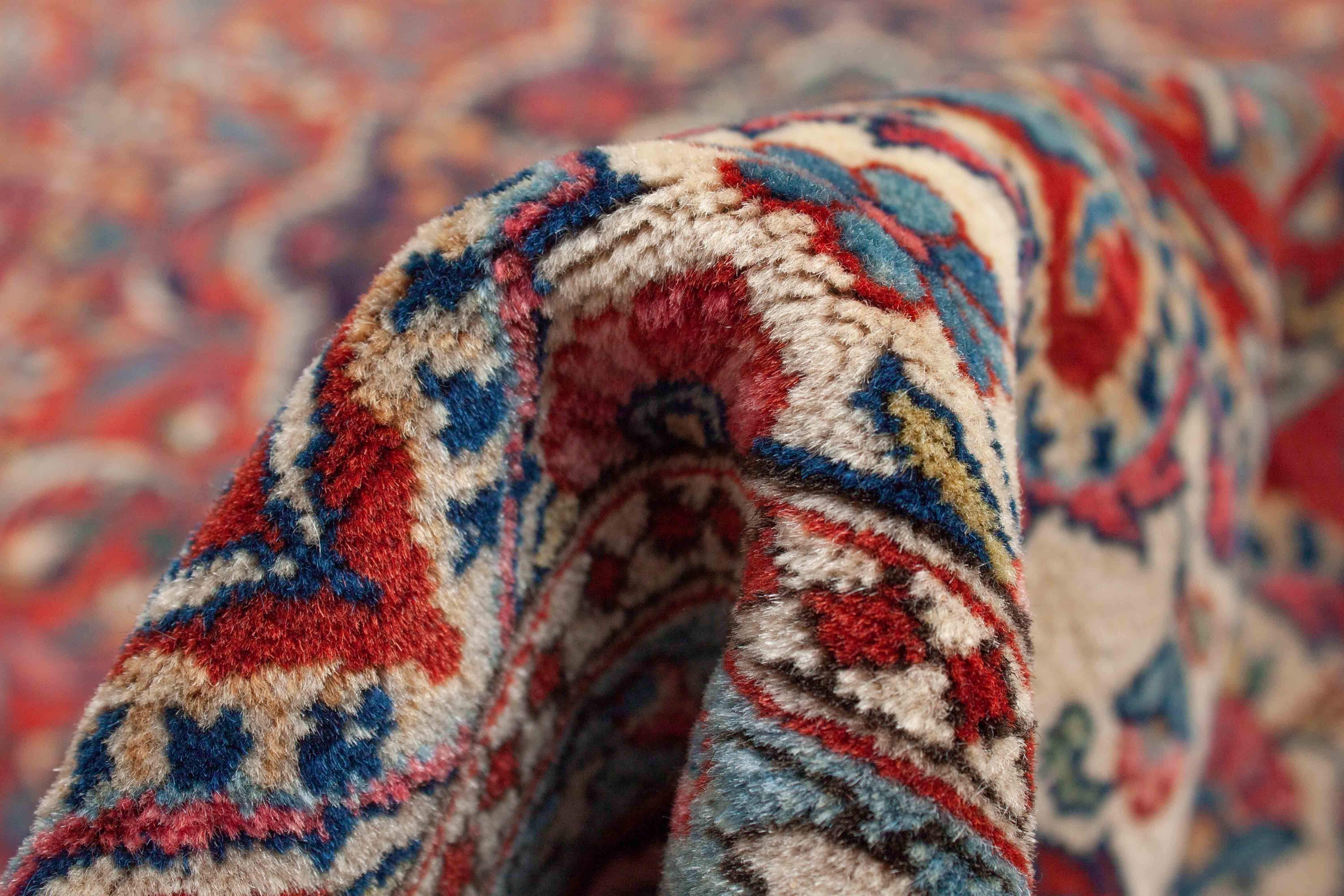 Eine Fotoaufnahme eines Sarough Teppichs.