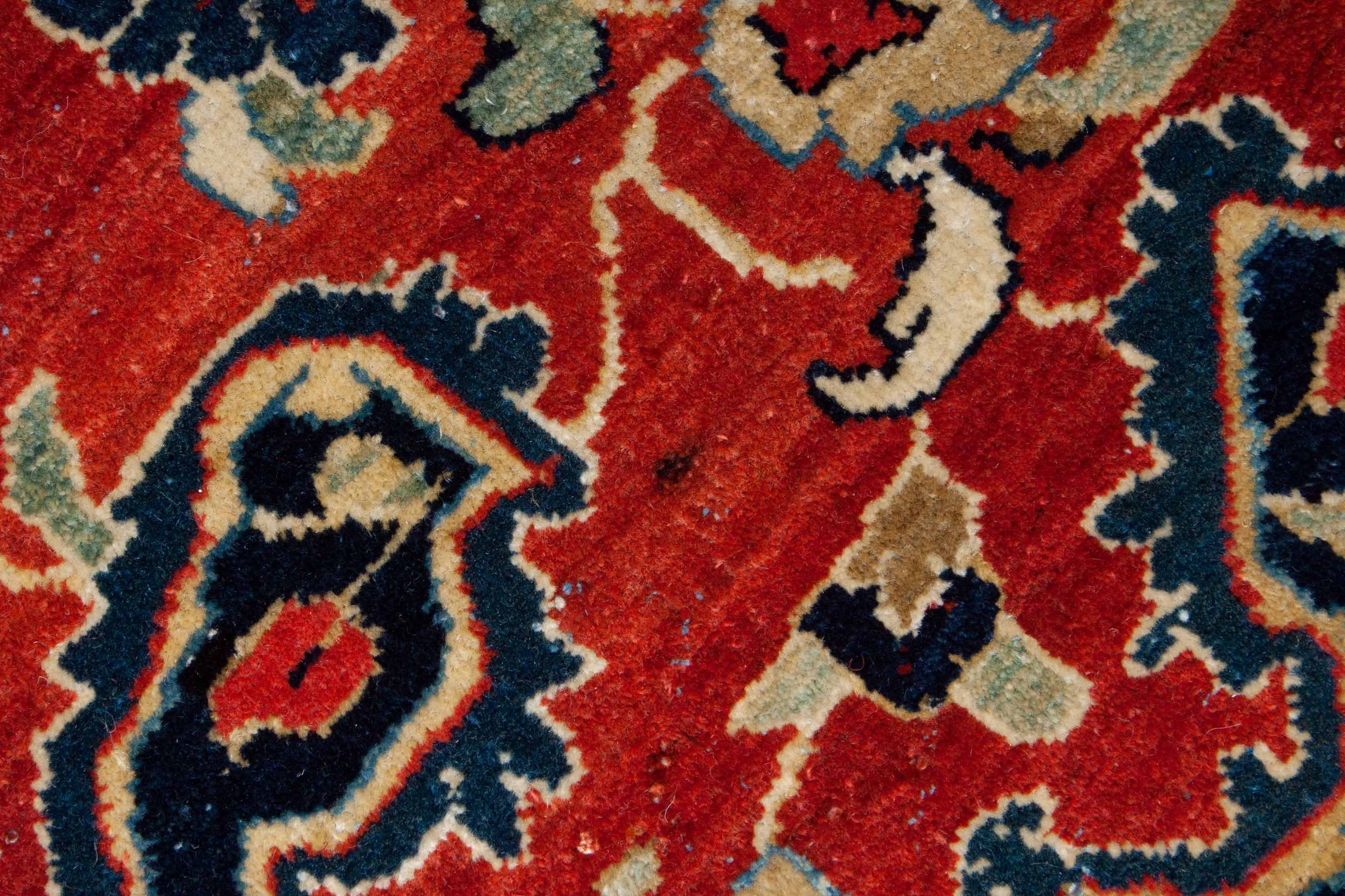 Eine Fotoaufnahme eines Sarough Teppichs.