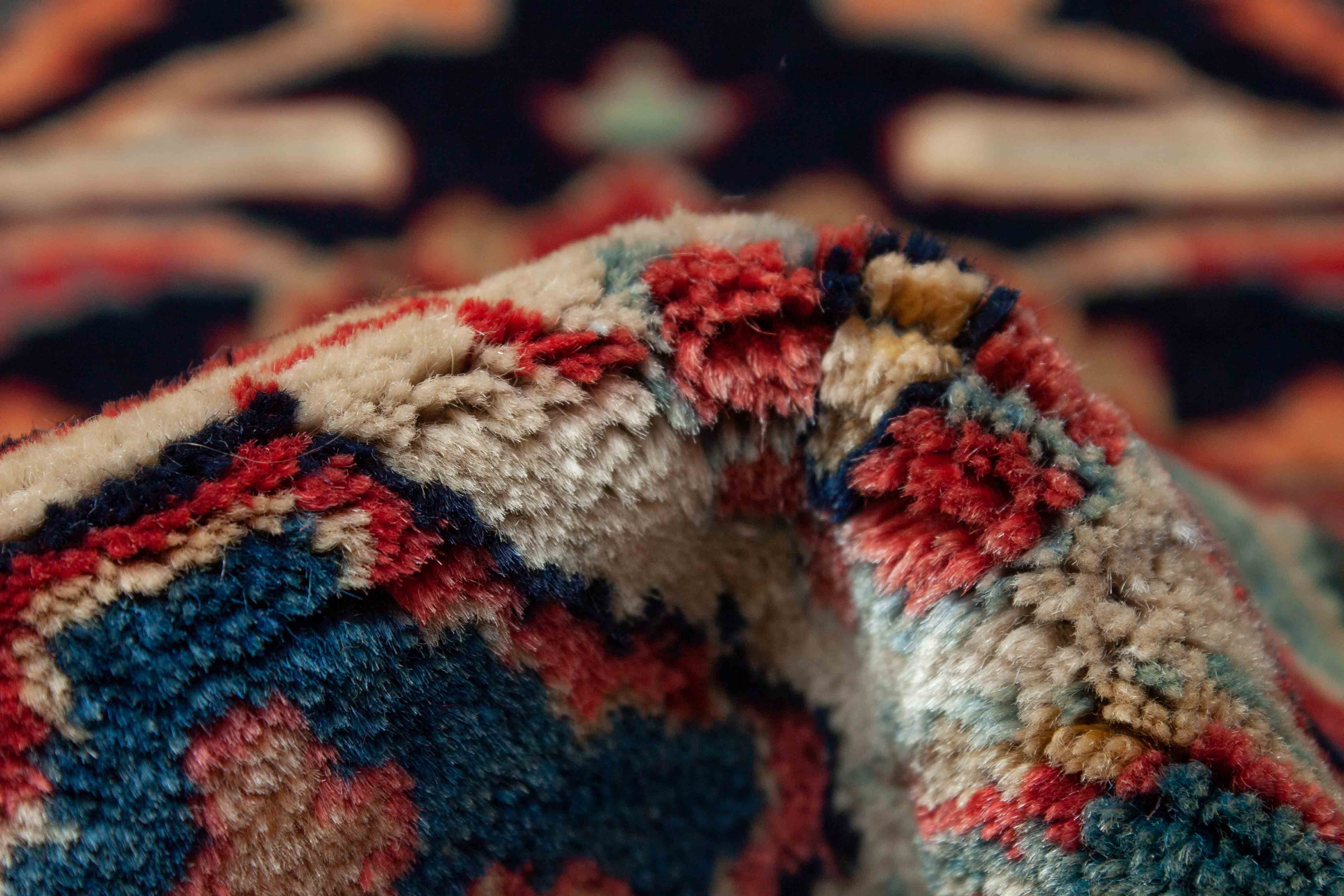 Eine Fotoaufnahme eines Sarough Teppichs.