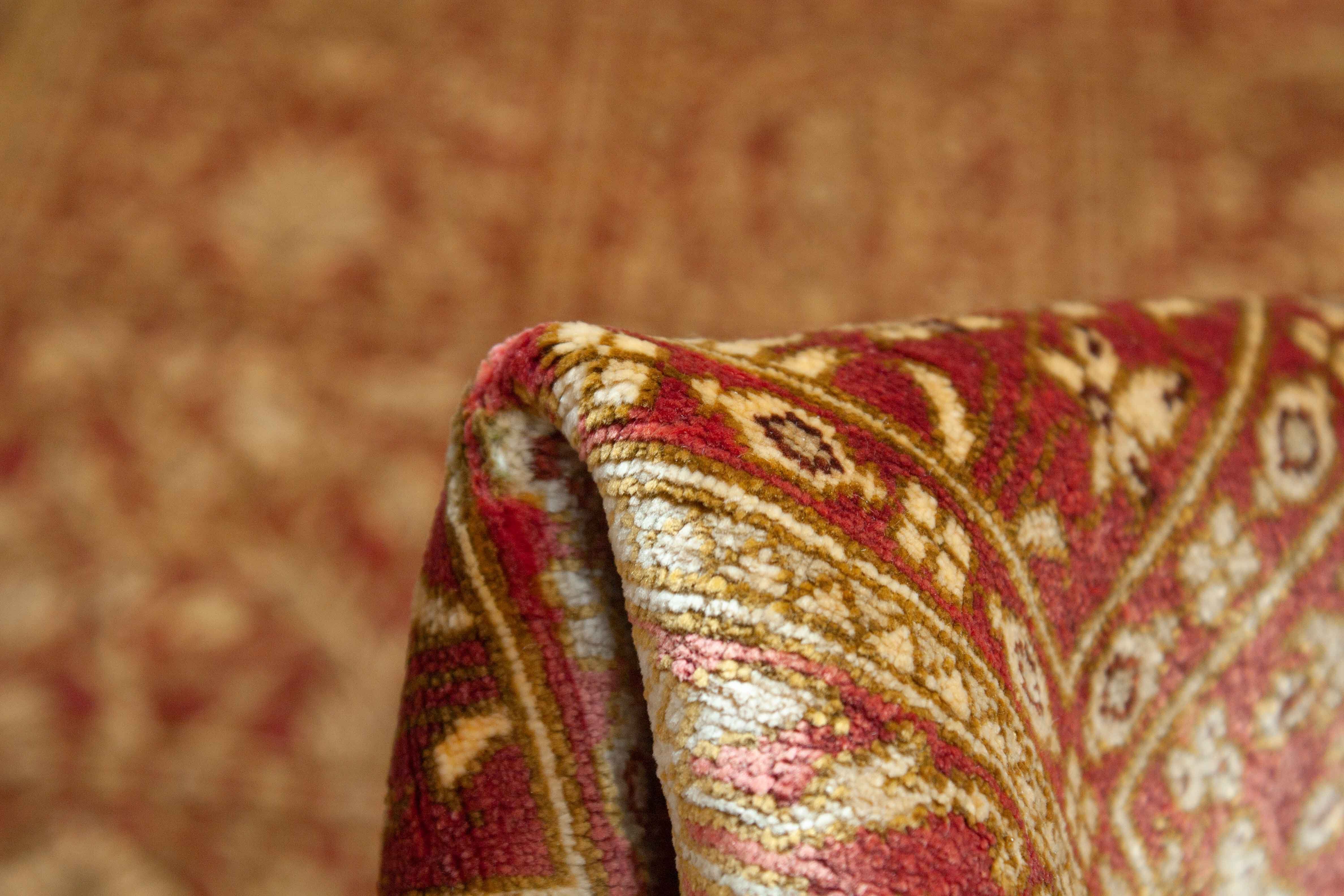 Eine Fotoaufnahme eines Ghom Teppichs.