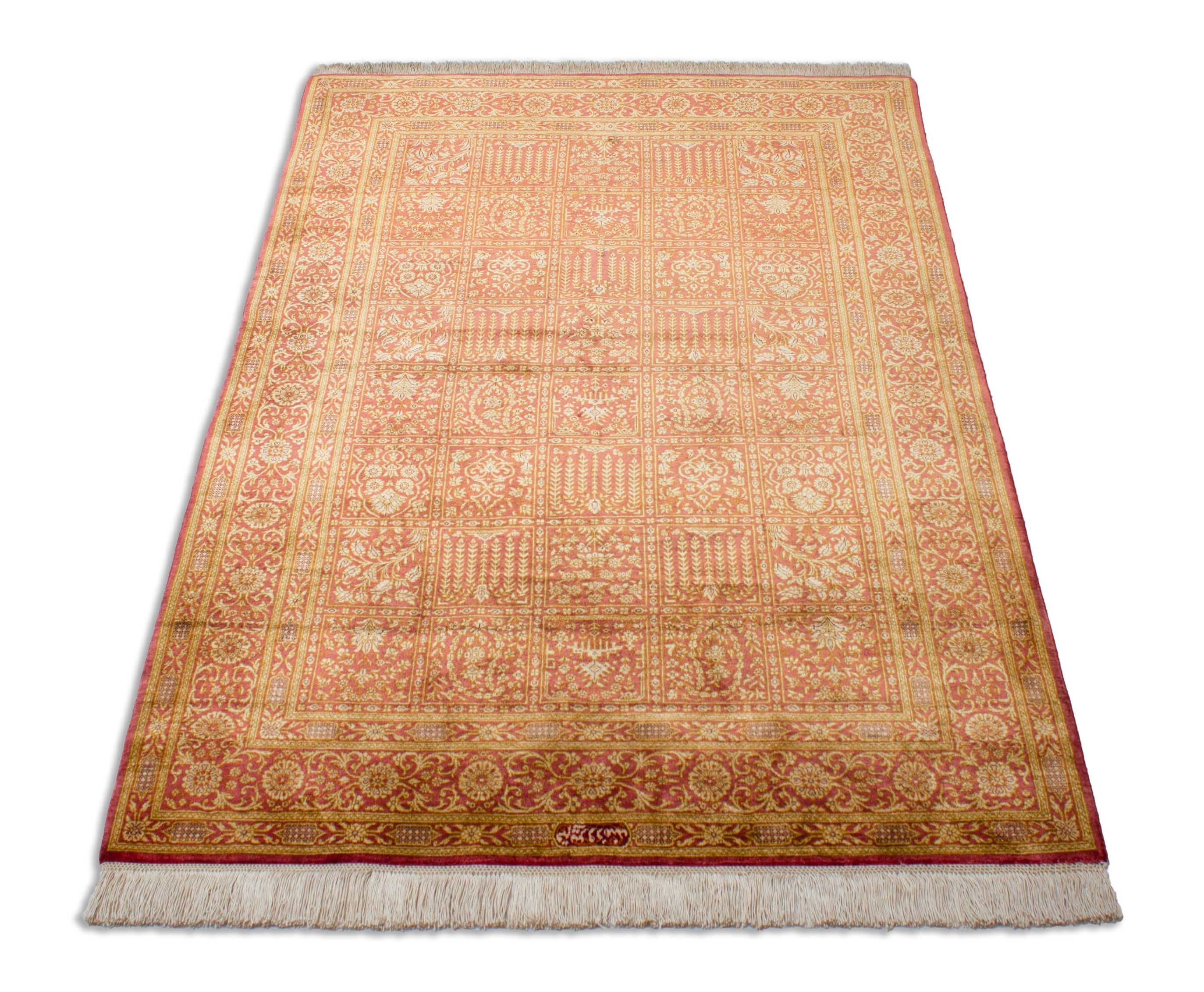 Eine Fotoaufnahme eines Ghom Teppichs.