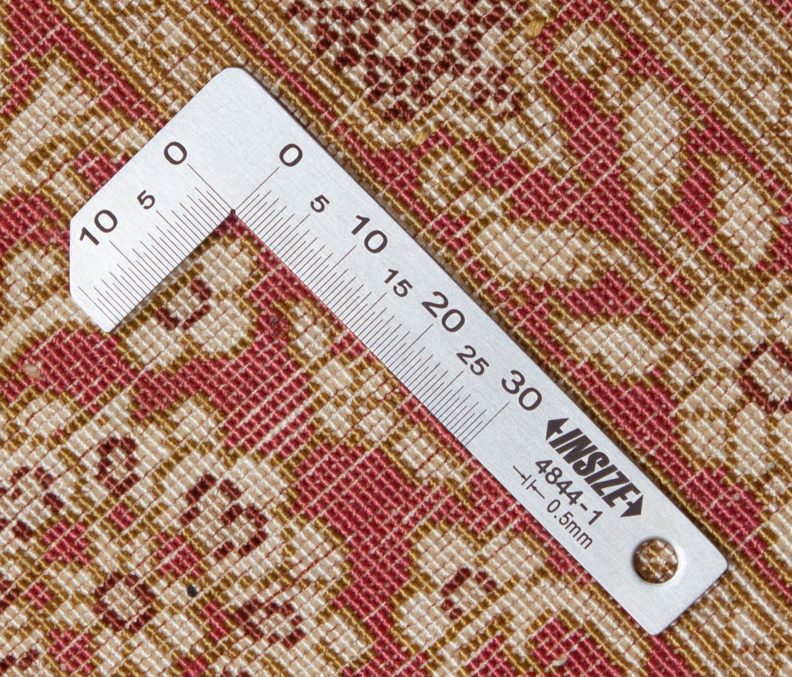 Eine Fotoaufnahme eines Ghom Teppichs.