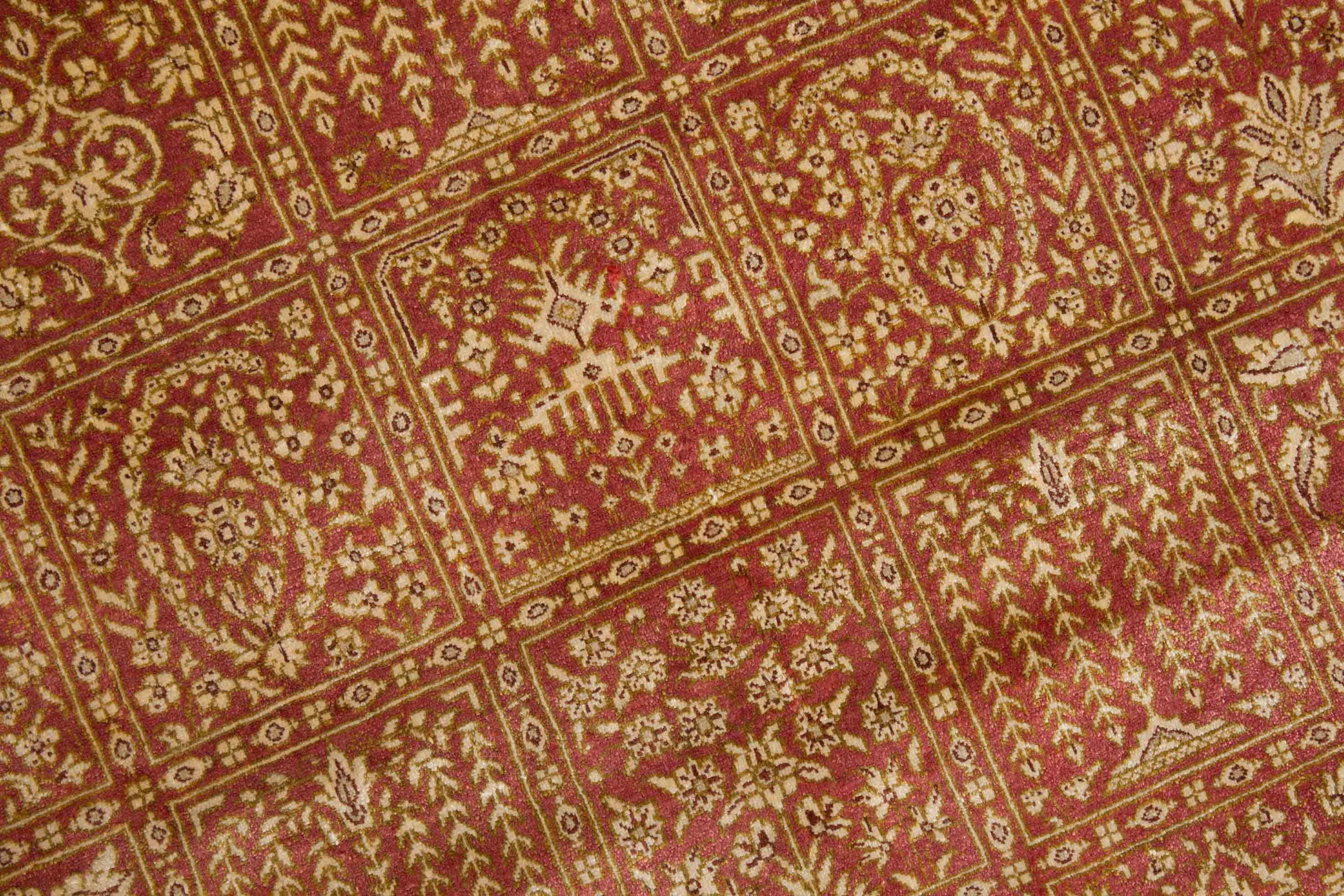 Eine Fotoaufnahme eines Ghom Teppichs.