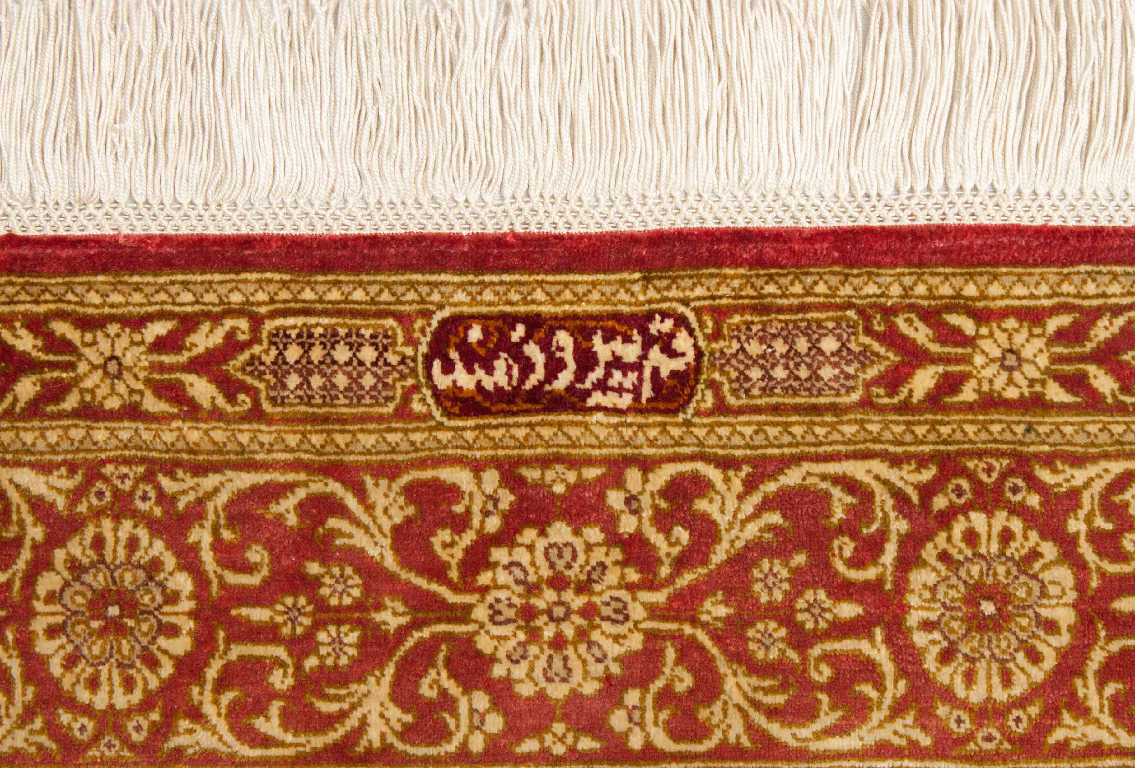 Eine Fotoaufnahme eines Ghom Teppichs.