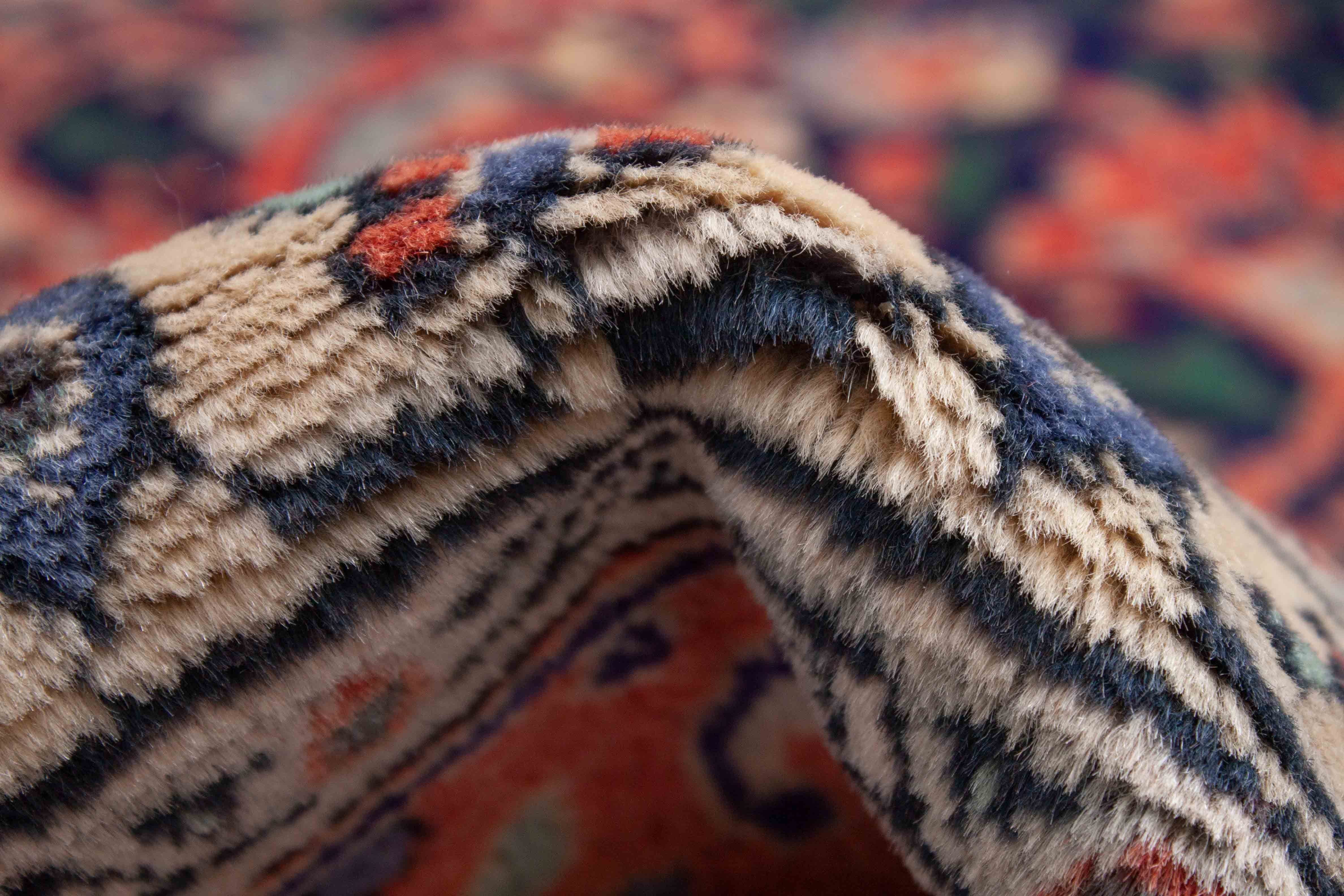 Eine Fotoaufnahme eines Täbriz Teppichs.