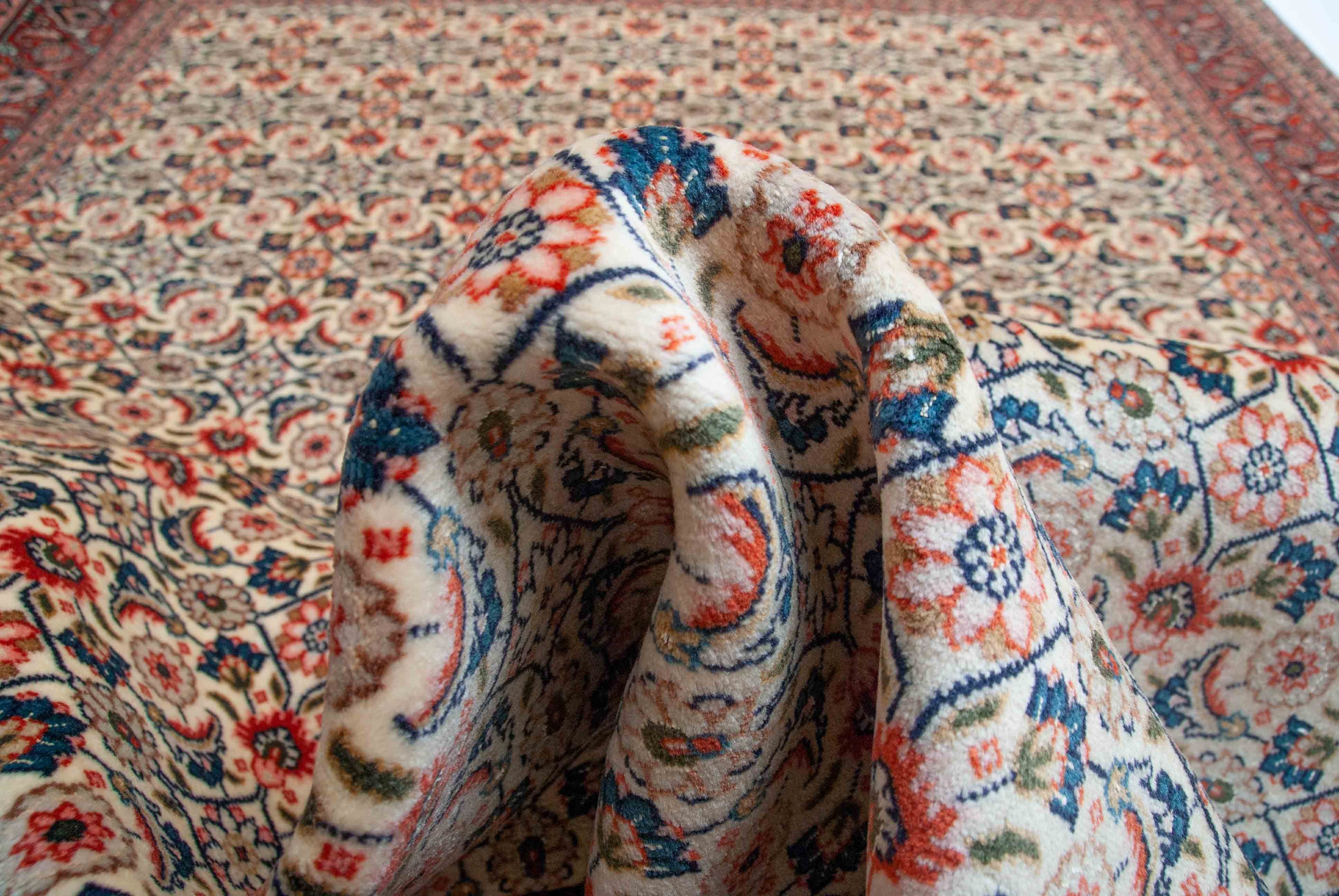 Eine Fotoaufnahme eines Täbriz Teppichs.