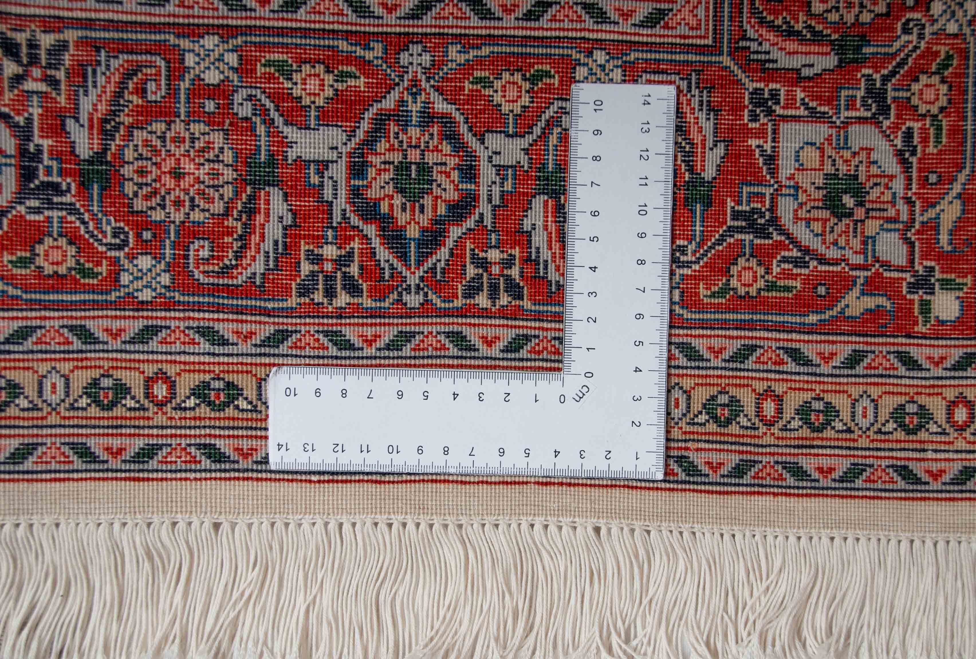 Eine Fotoaufnahme eines Täbriz Teppichs.