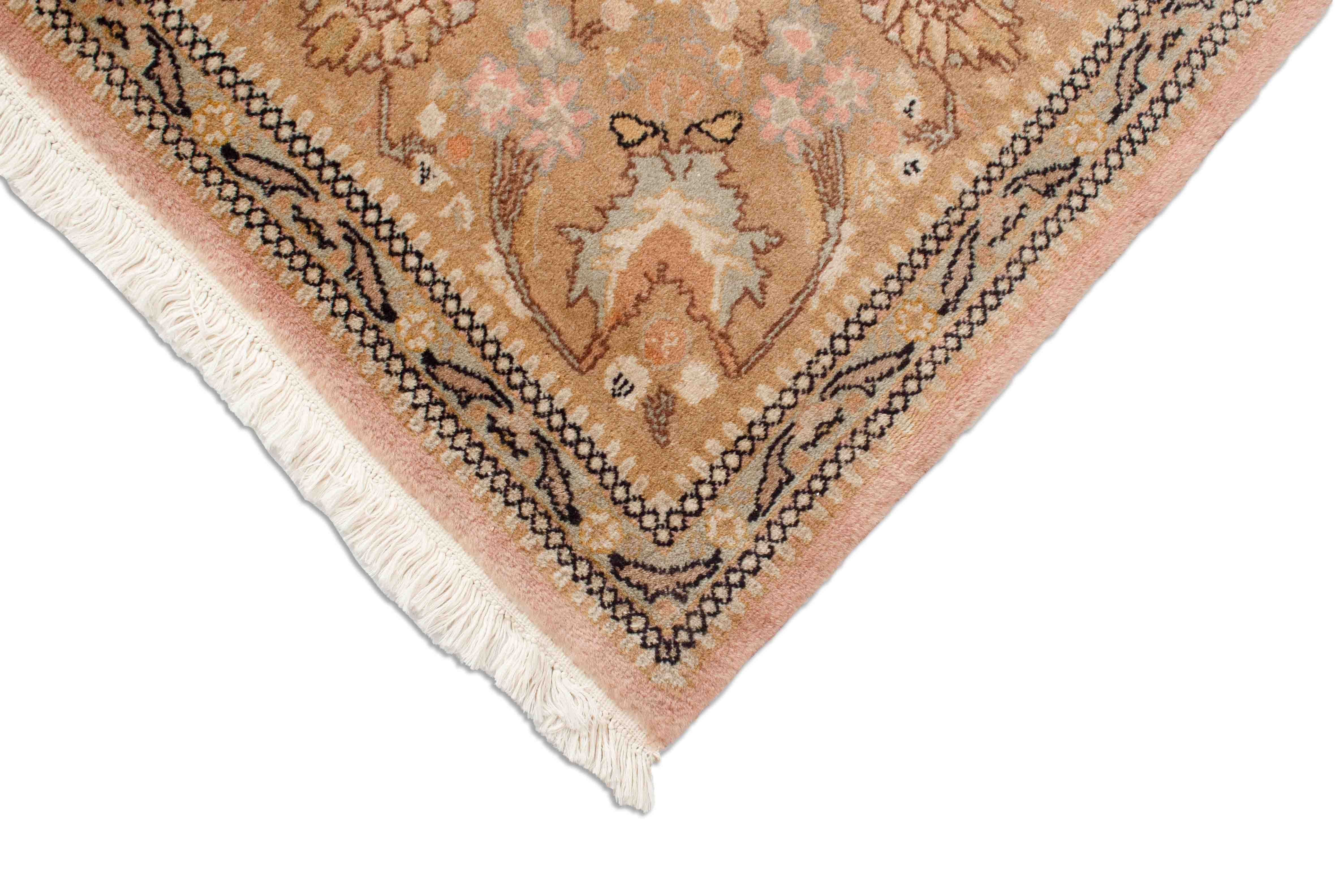 Eine Fotoaufnahme eines Täbriz Teppichs.