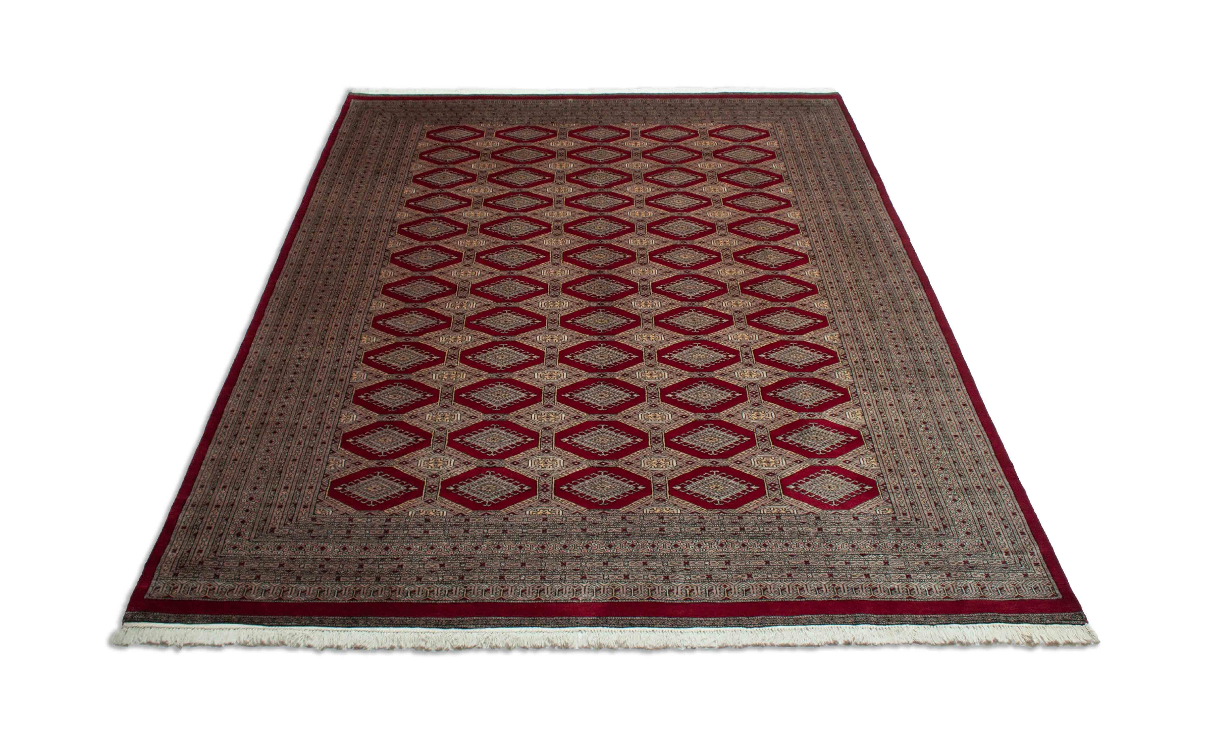 Eine Fotoaufnahme eines Buchara Teppichs.