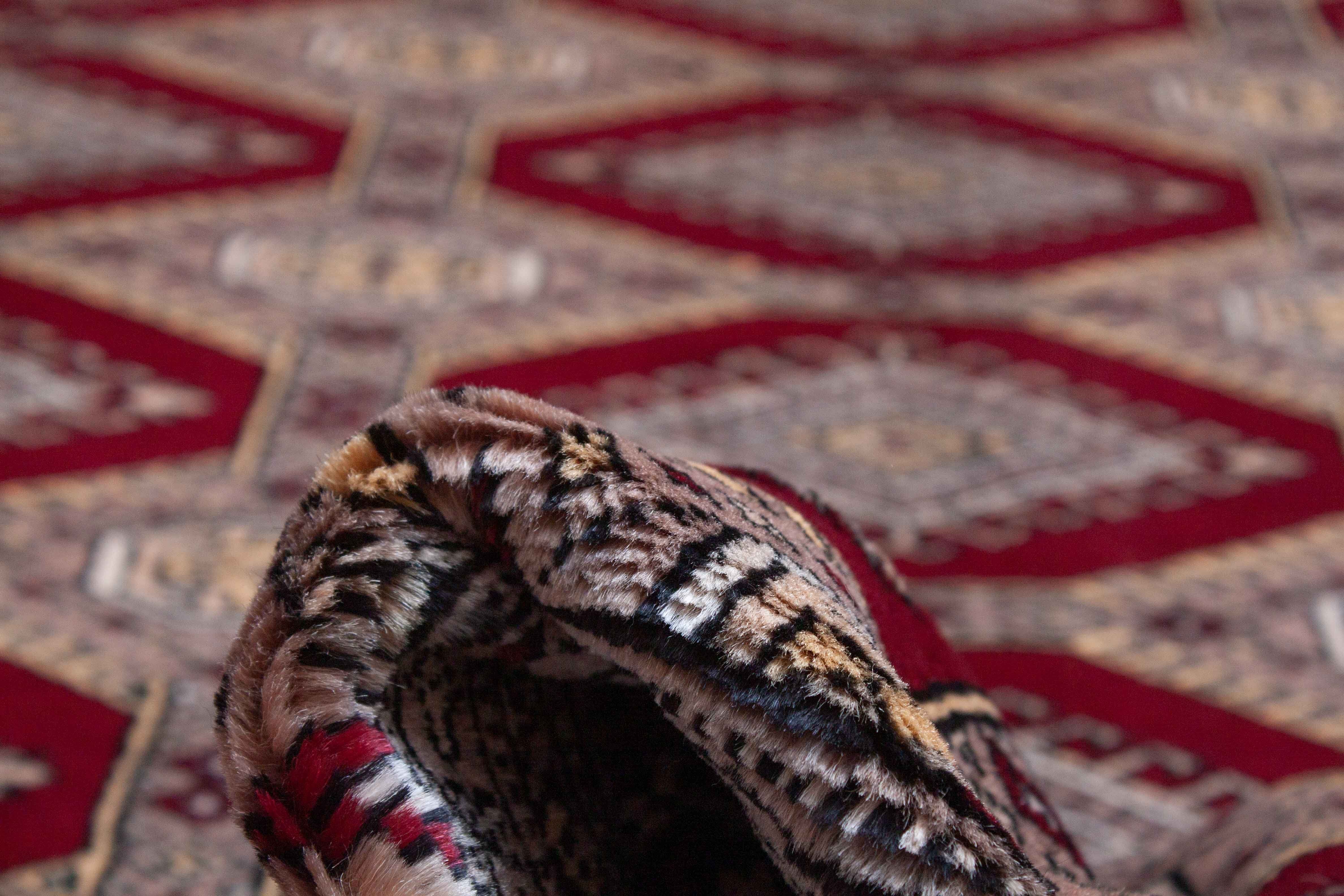 Eine Fotoaufnahme eines Buchara Teppichs.