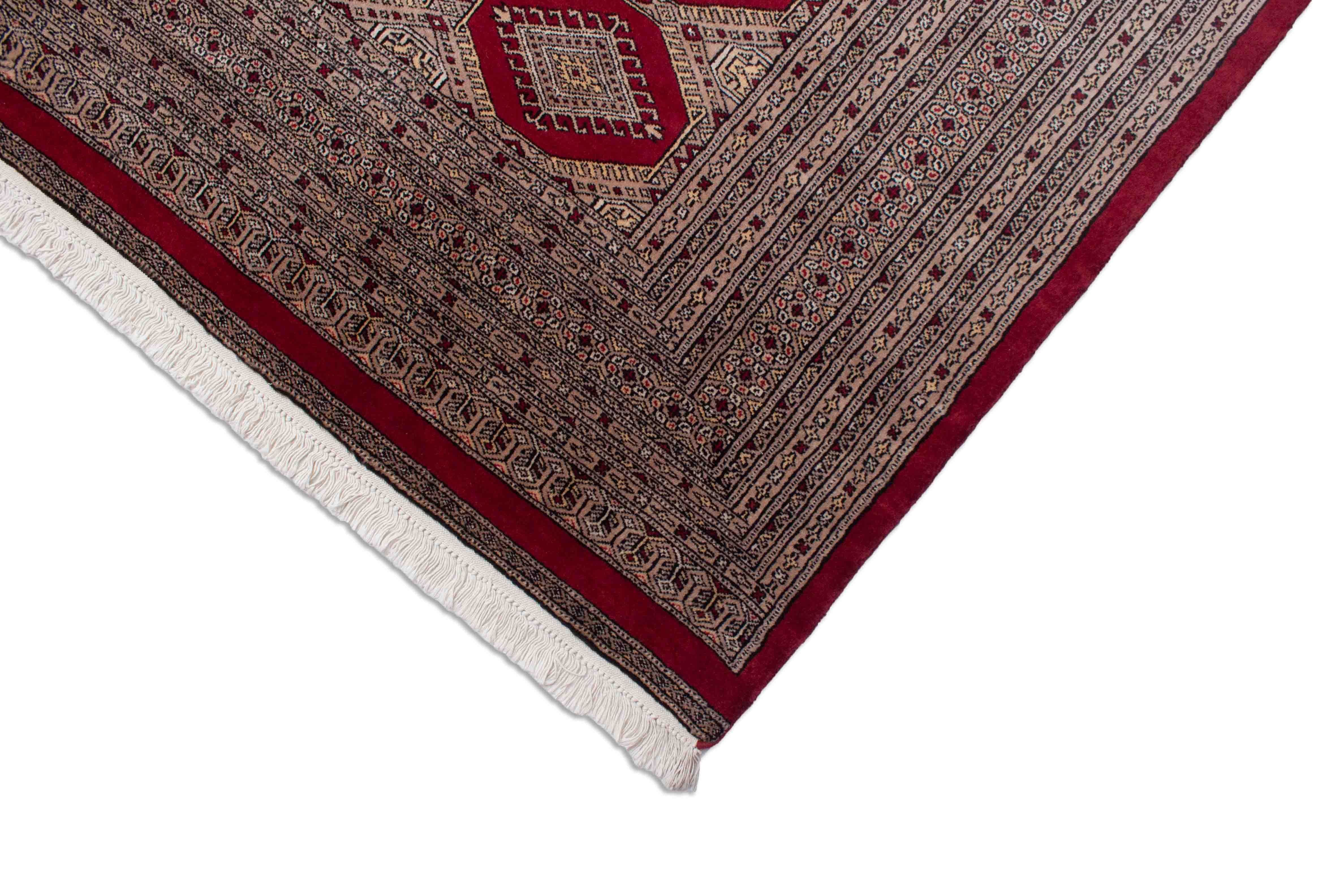 Eine Fotoaufnahme eines Buchara Teppichs.