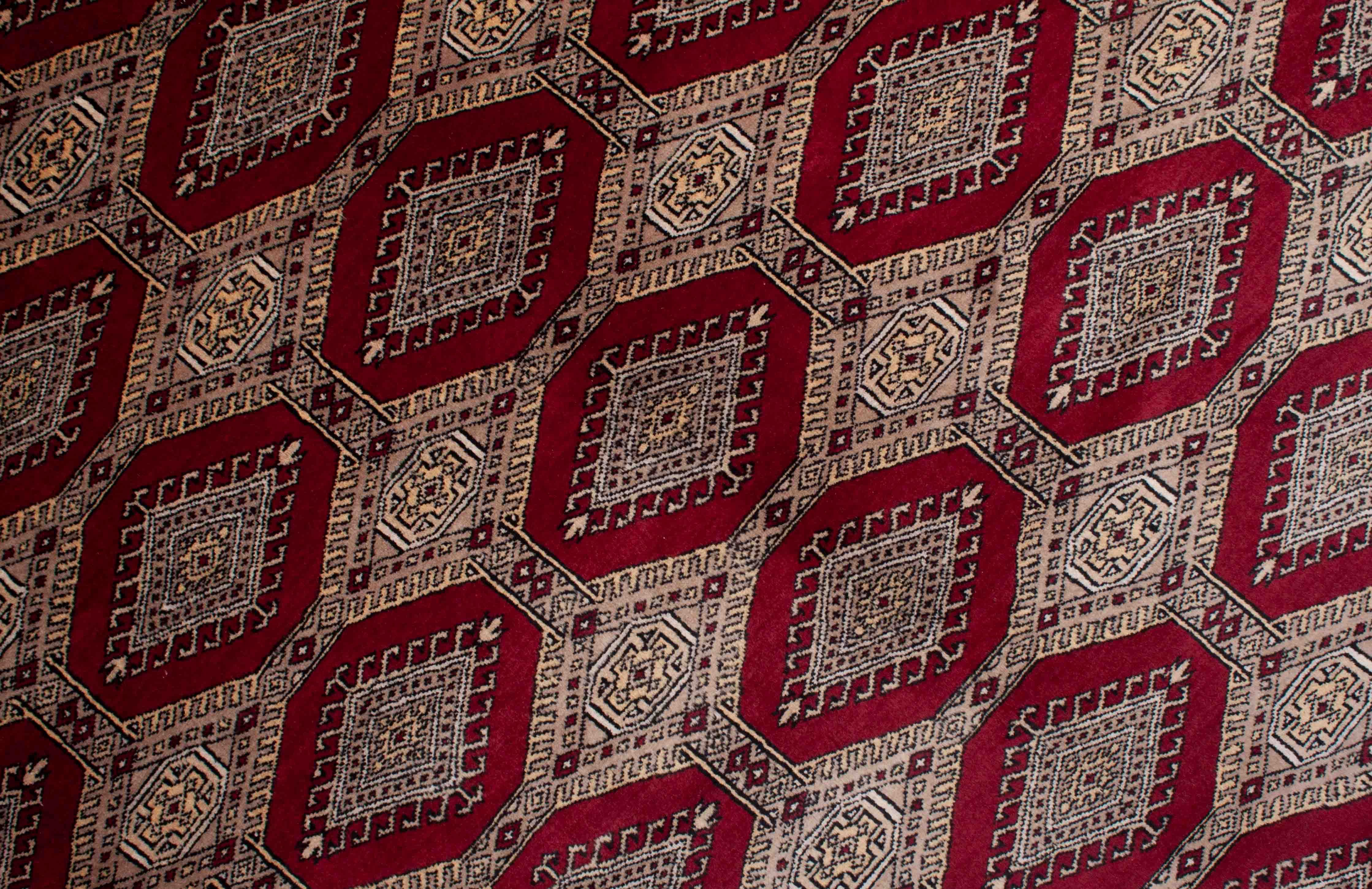 Eine Fotoaufnahme eines Buchara Teppichs.