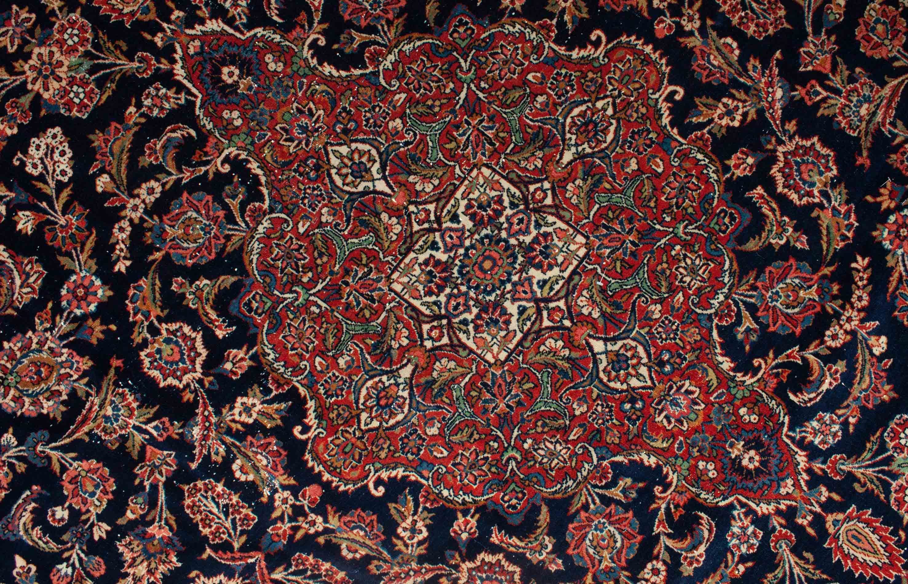 Eine Fotoaufnahme eines Keshan Teppichs.
