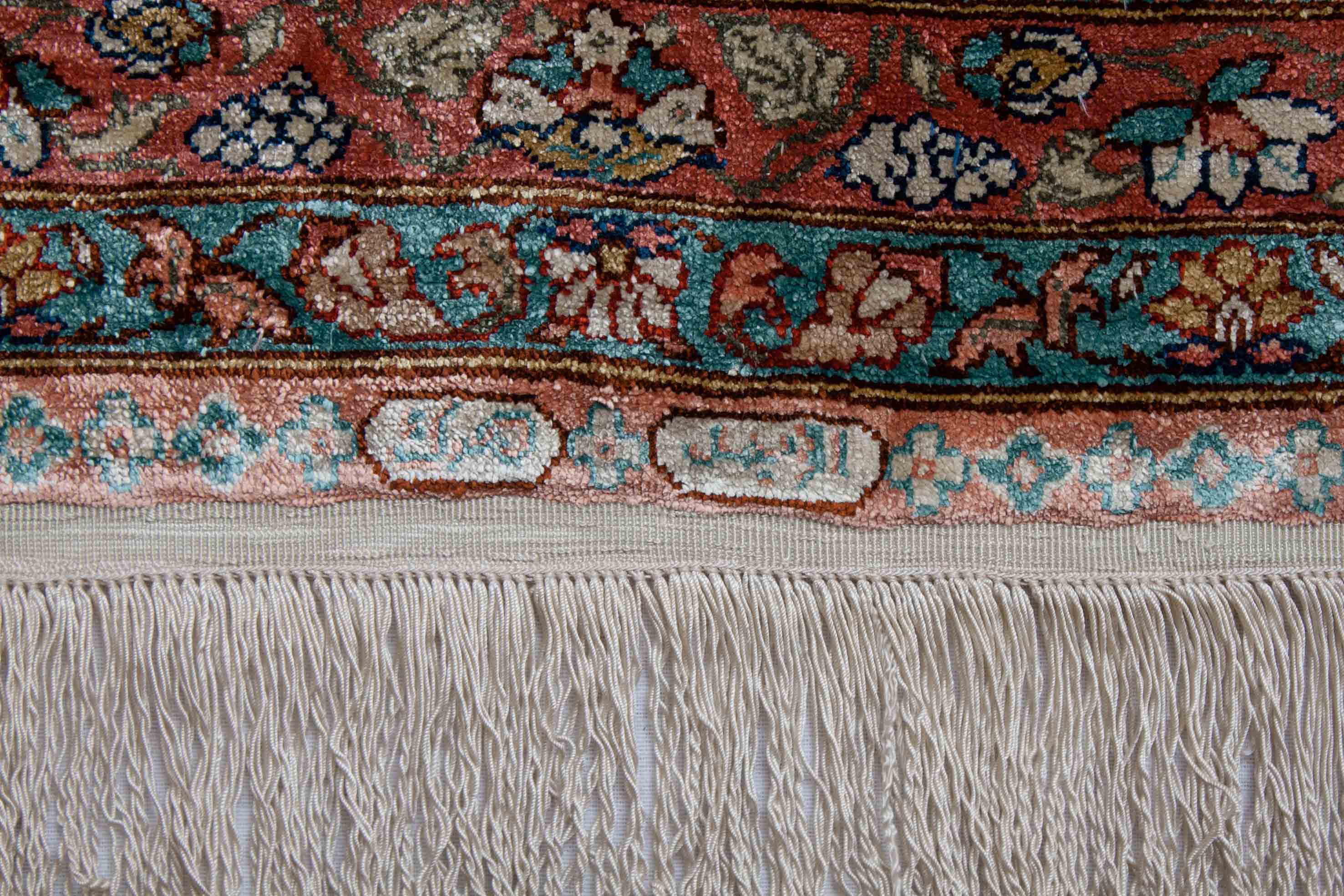 Eine Fotoaufnahme eines Hereke Teppichs.