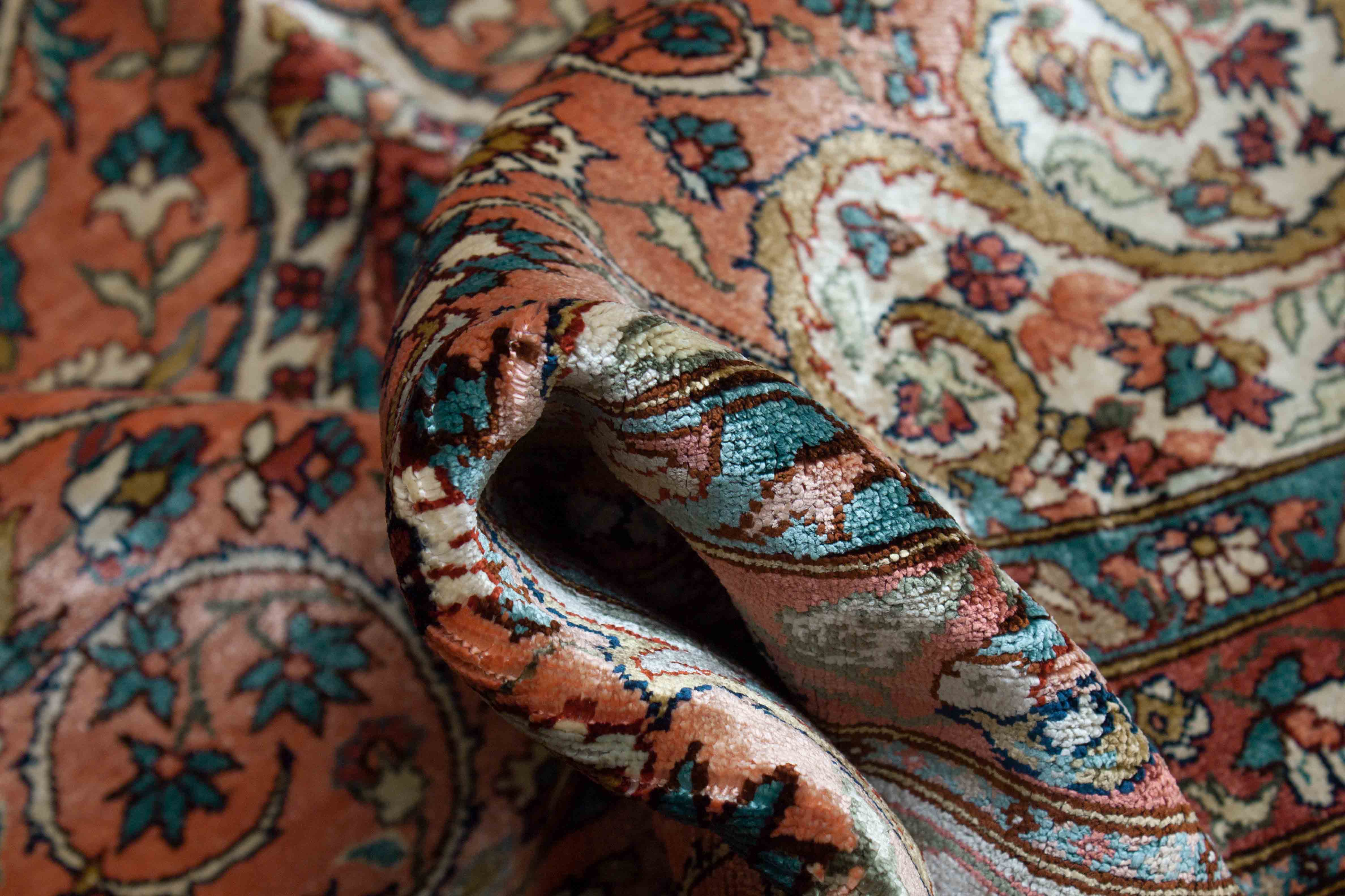 Eine Fotoaufnahme eines Hereke Teppichs.