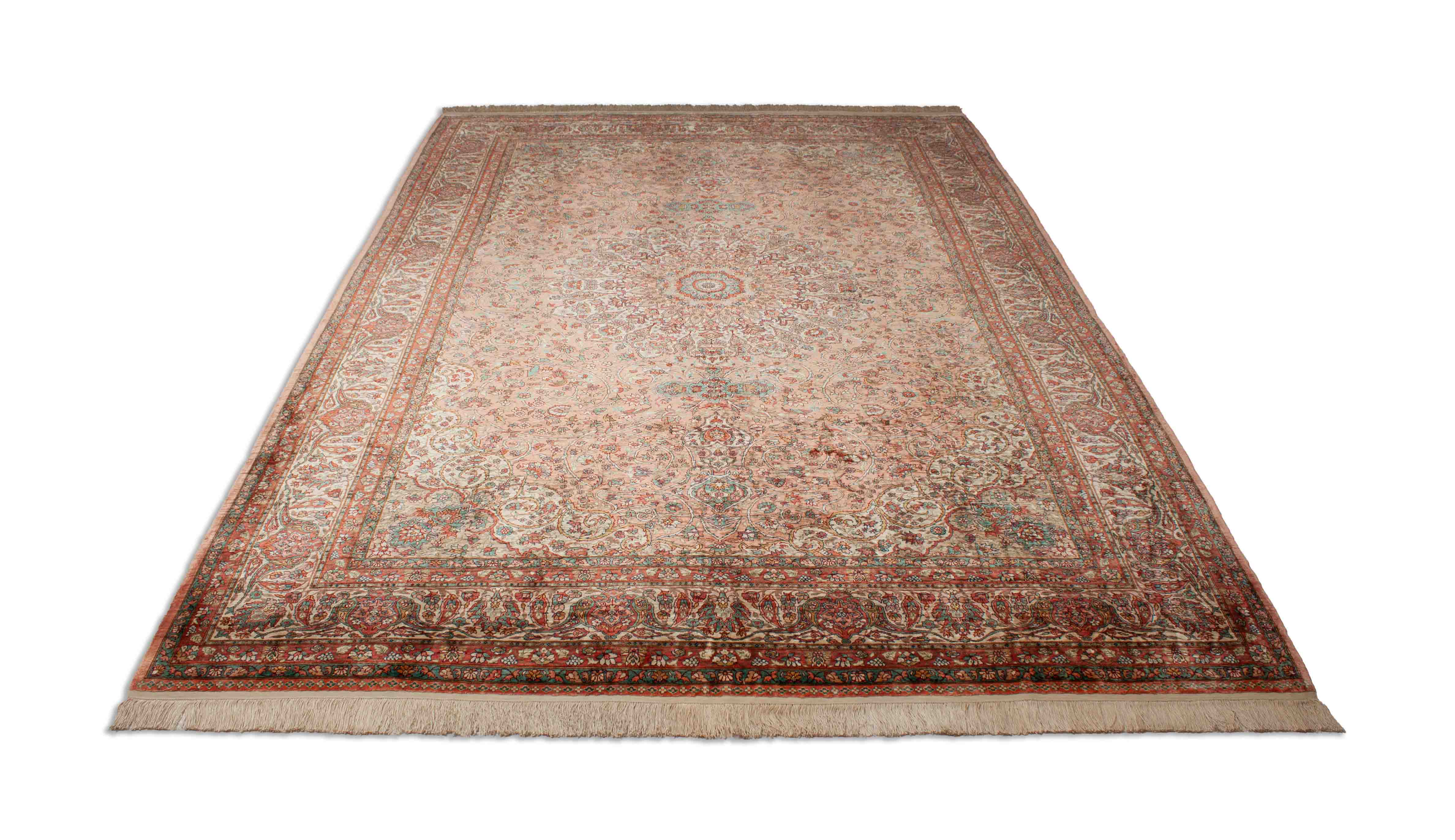 Eine Fotoaufnahme eines Hereke Teppichs.