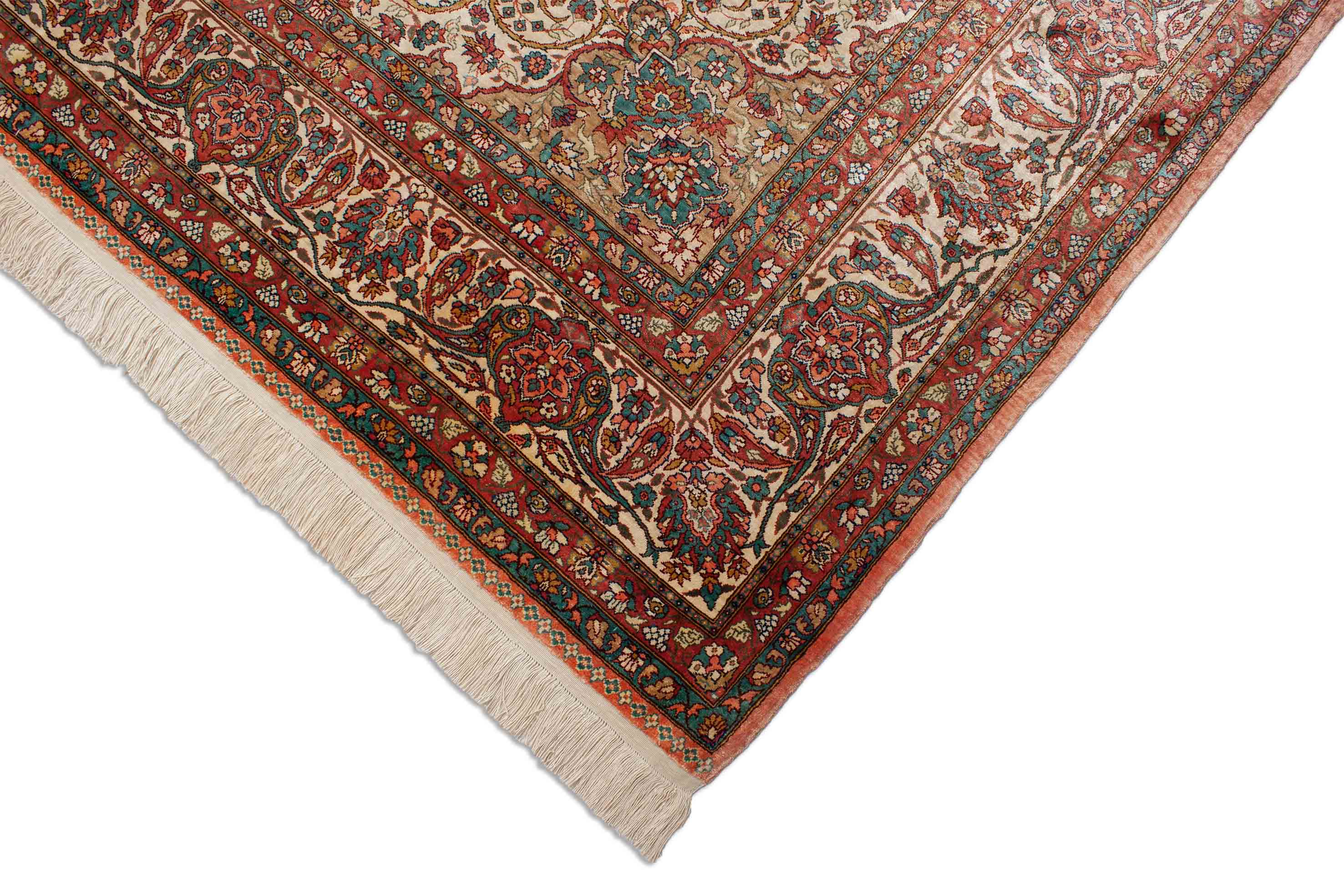 Eine Fotoaufnahme eines Hereke Teppichs.