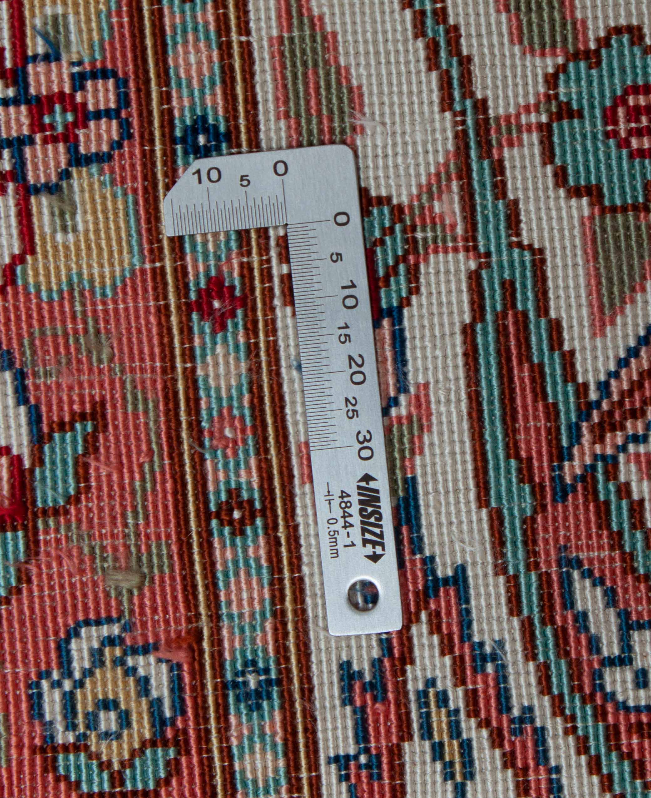 Eine Fotoaufnahme eines Hereke Teppichs.