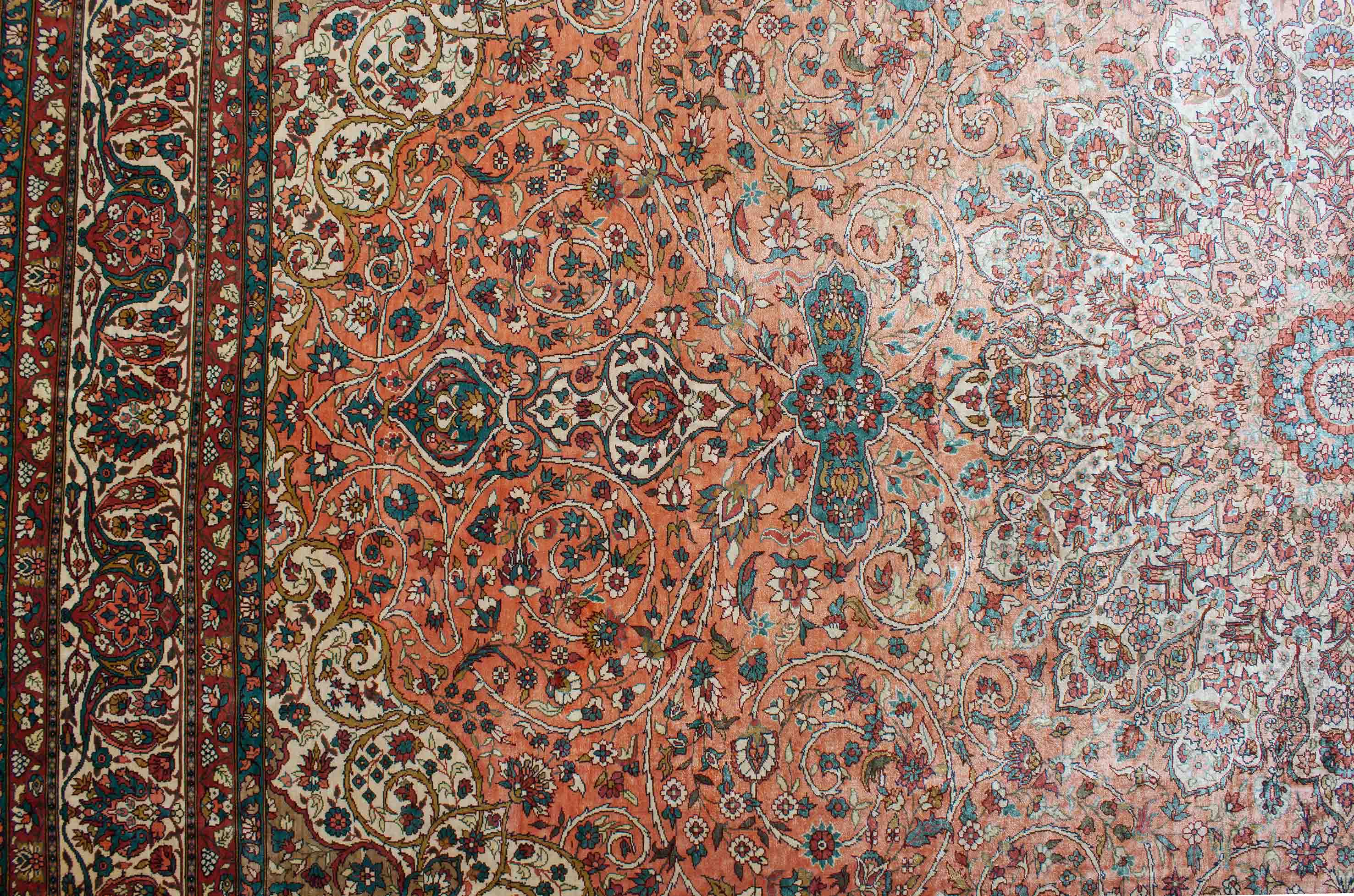 Eine Fotoaufnahme eines Hereke Teppichs.