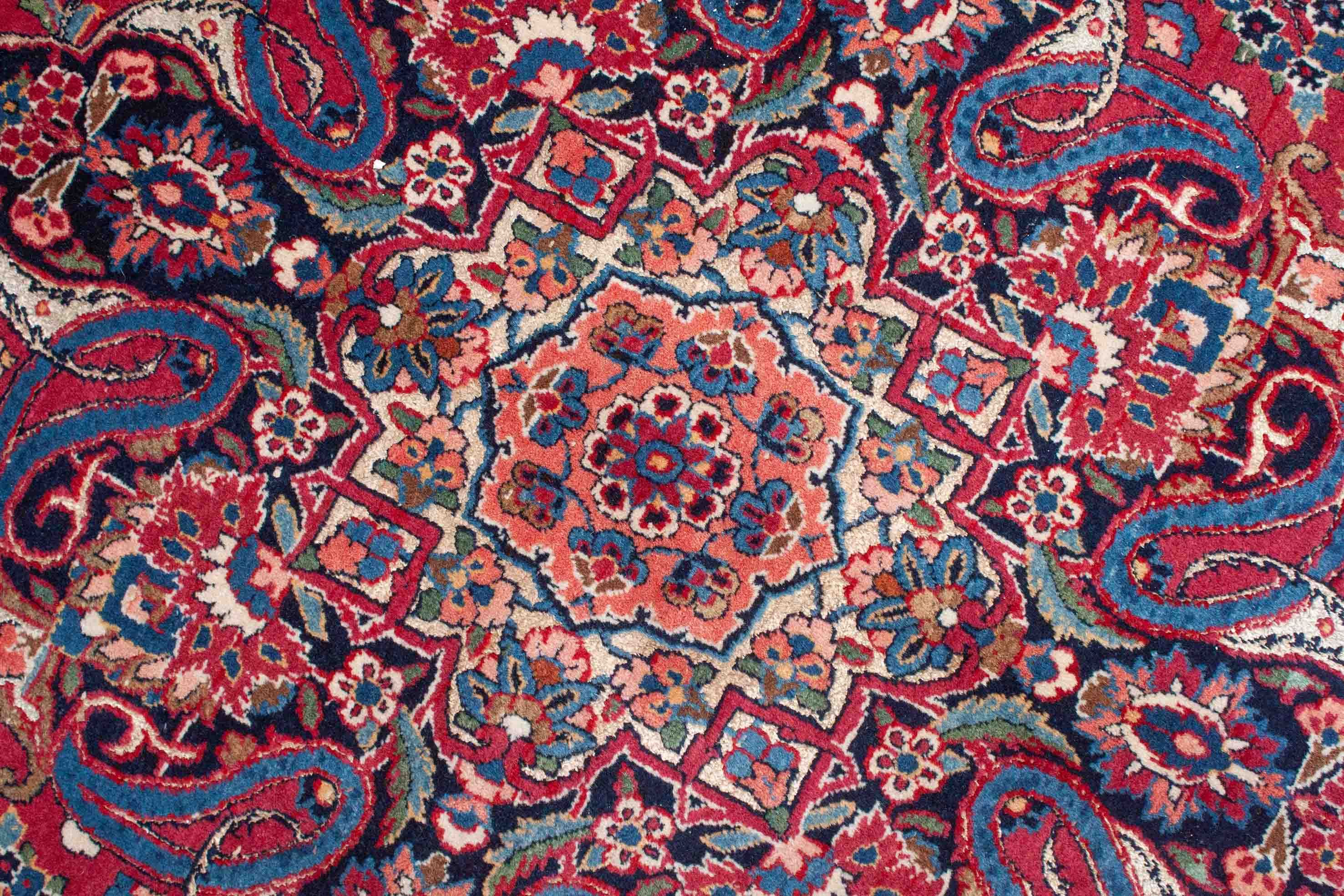 Eine Fotoaufnahme eines Keshan Teppichs.