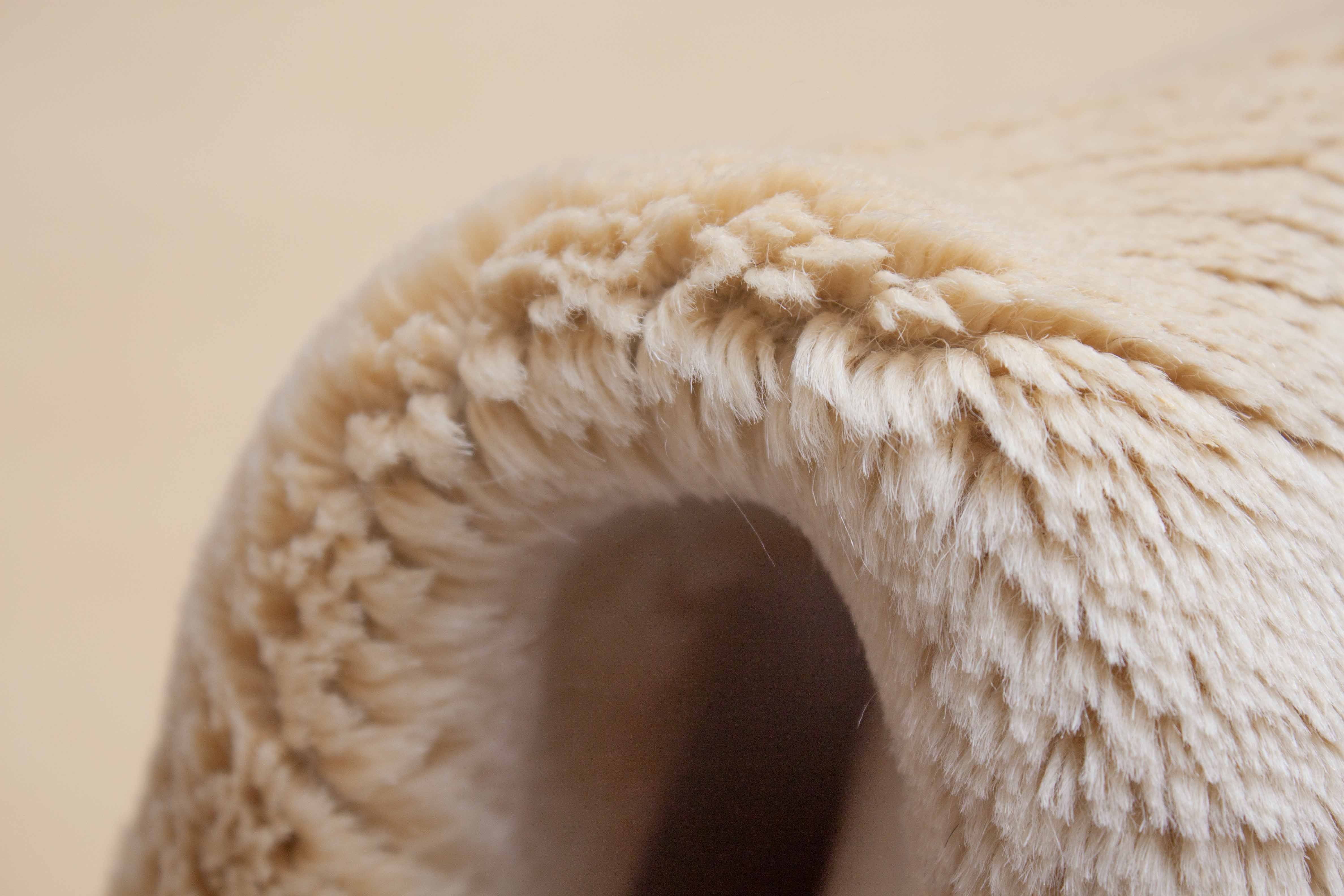 Eine Fotoaufnahme eines China Teppich Teppichs.