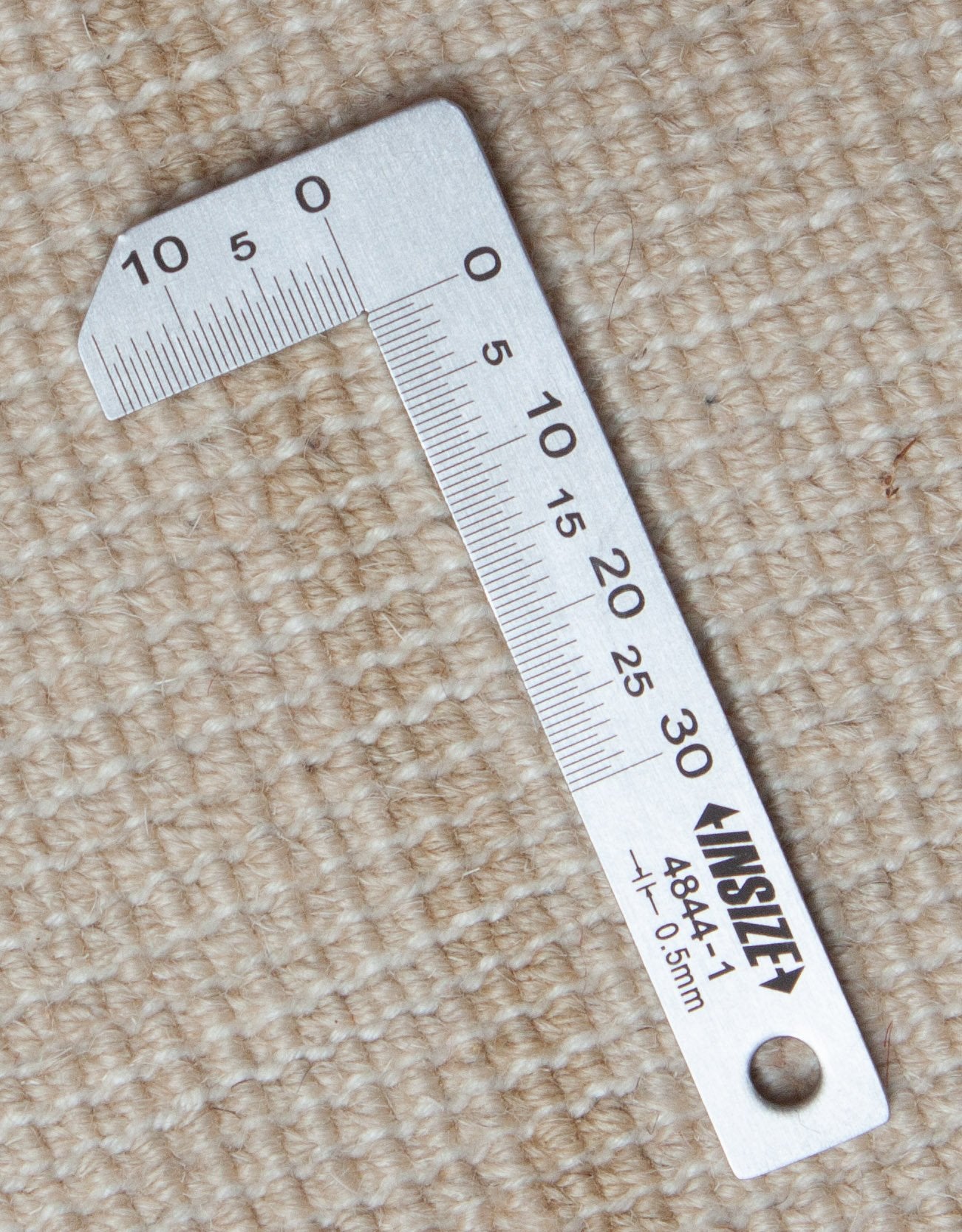 Eine Fotoaufnahme eines China Teppich Teppichs.