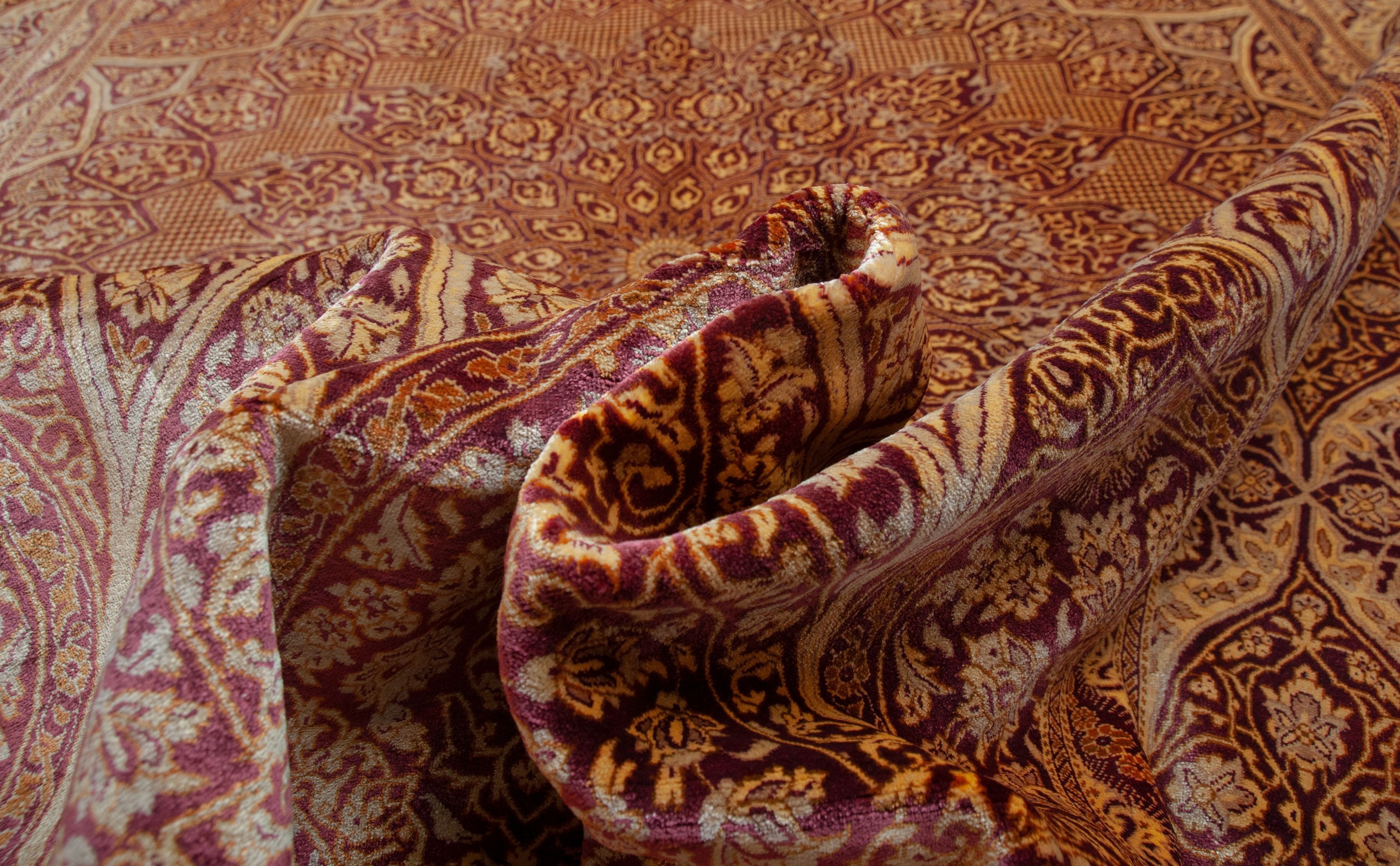 Eine Fotoaufnahme eines Ghom Teppichs.