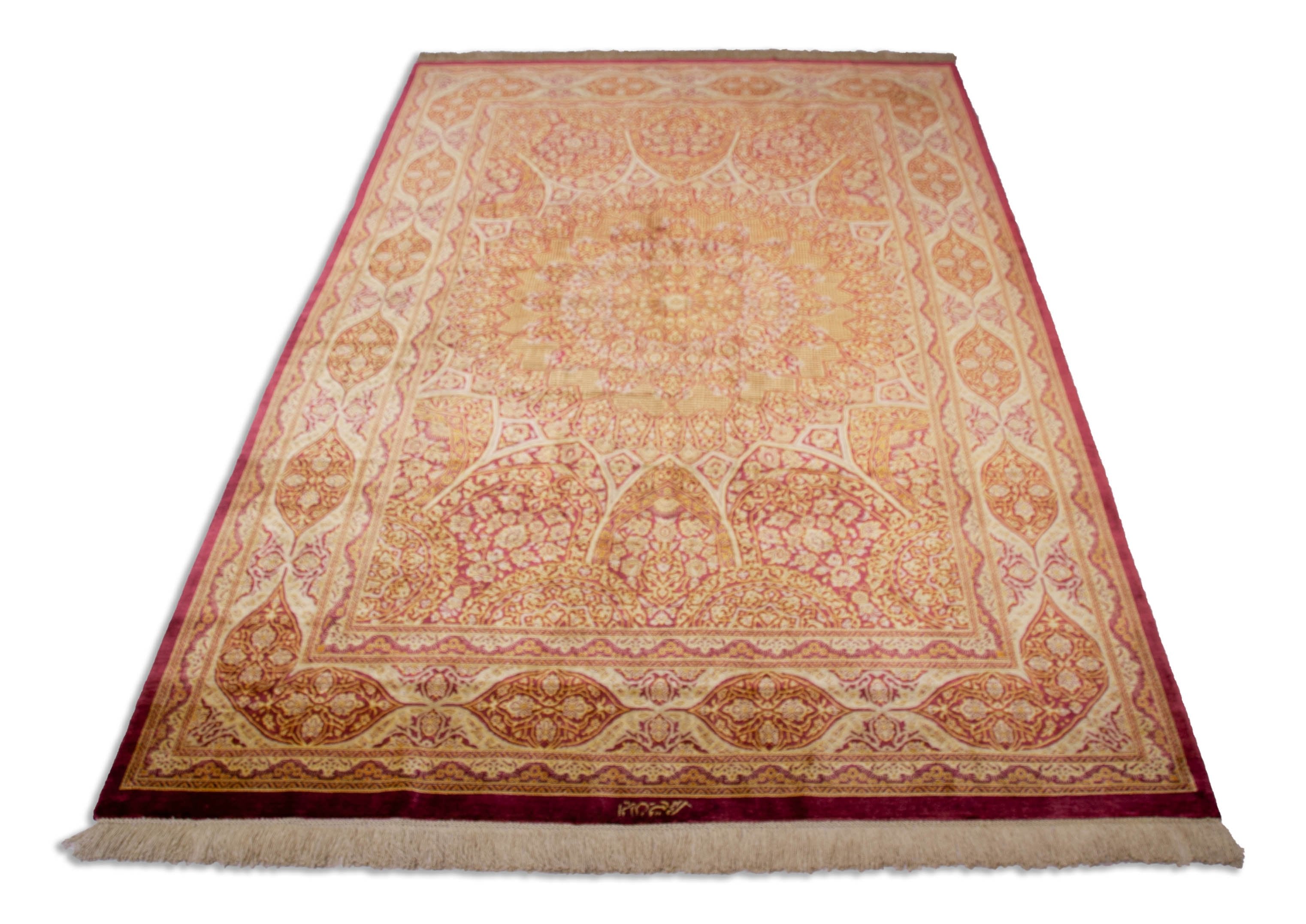 Eine Fotoaufnahme eines Ghom Teppichs.