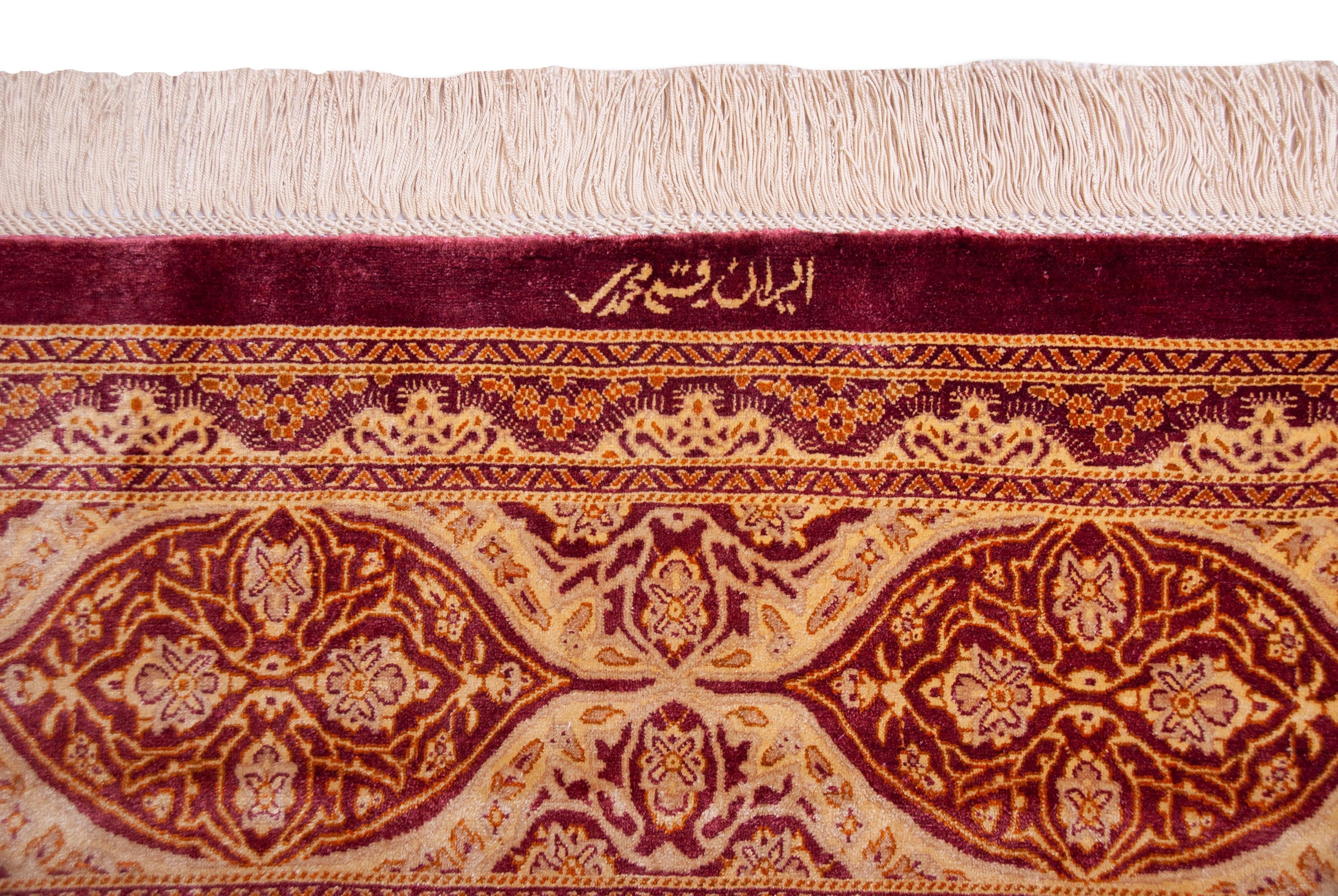 Eine Fotoaufnahme eines Ghom Teppichs.