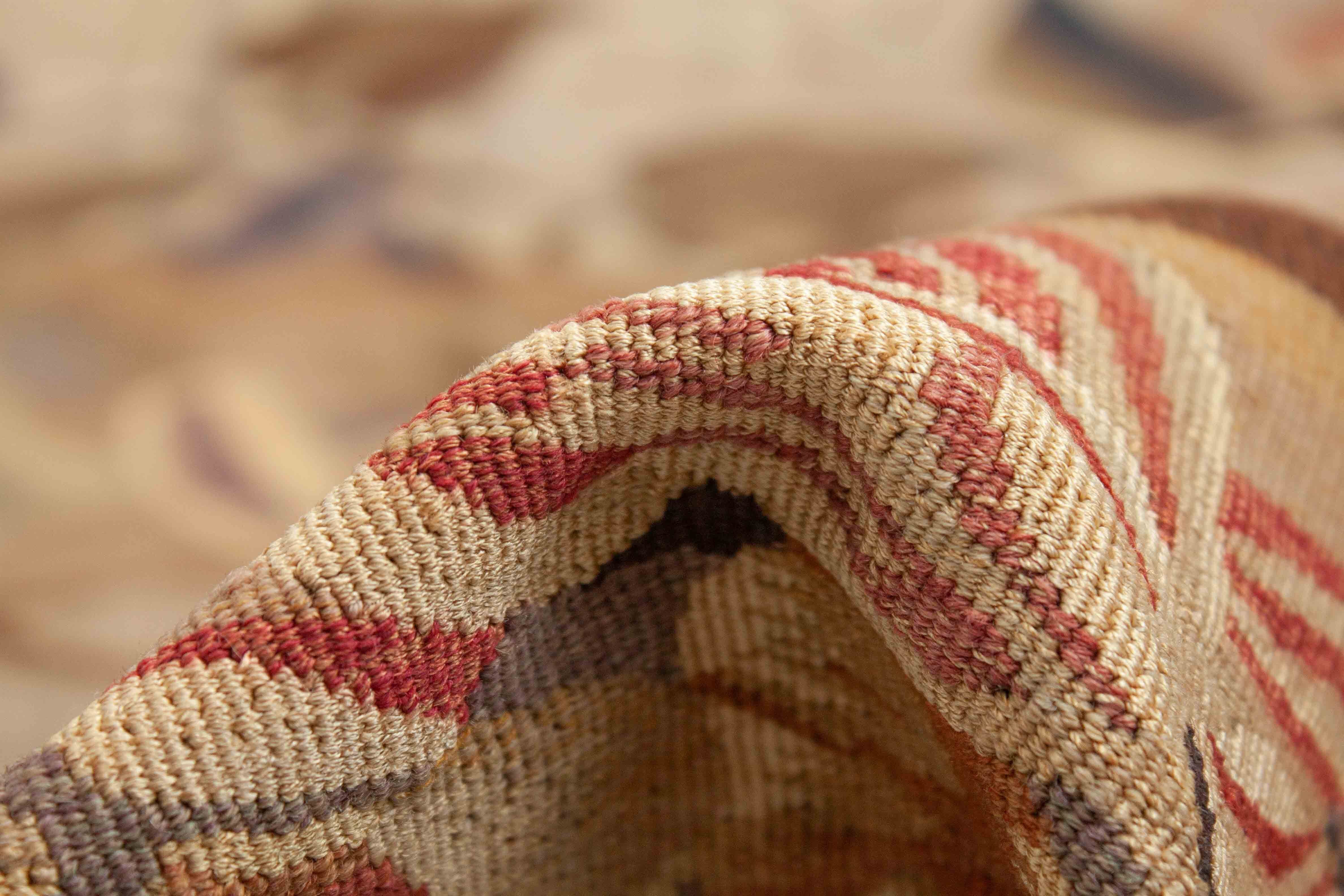 Eine Fotoaufnahme eines Tapisserie Teppich Teppichs.