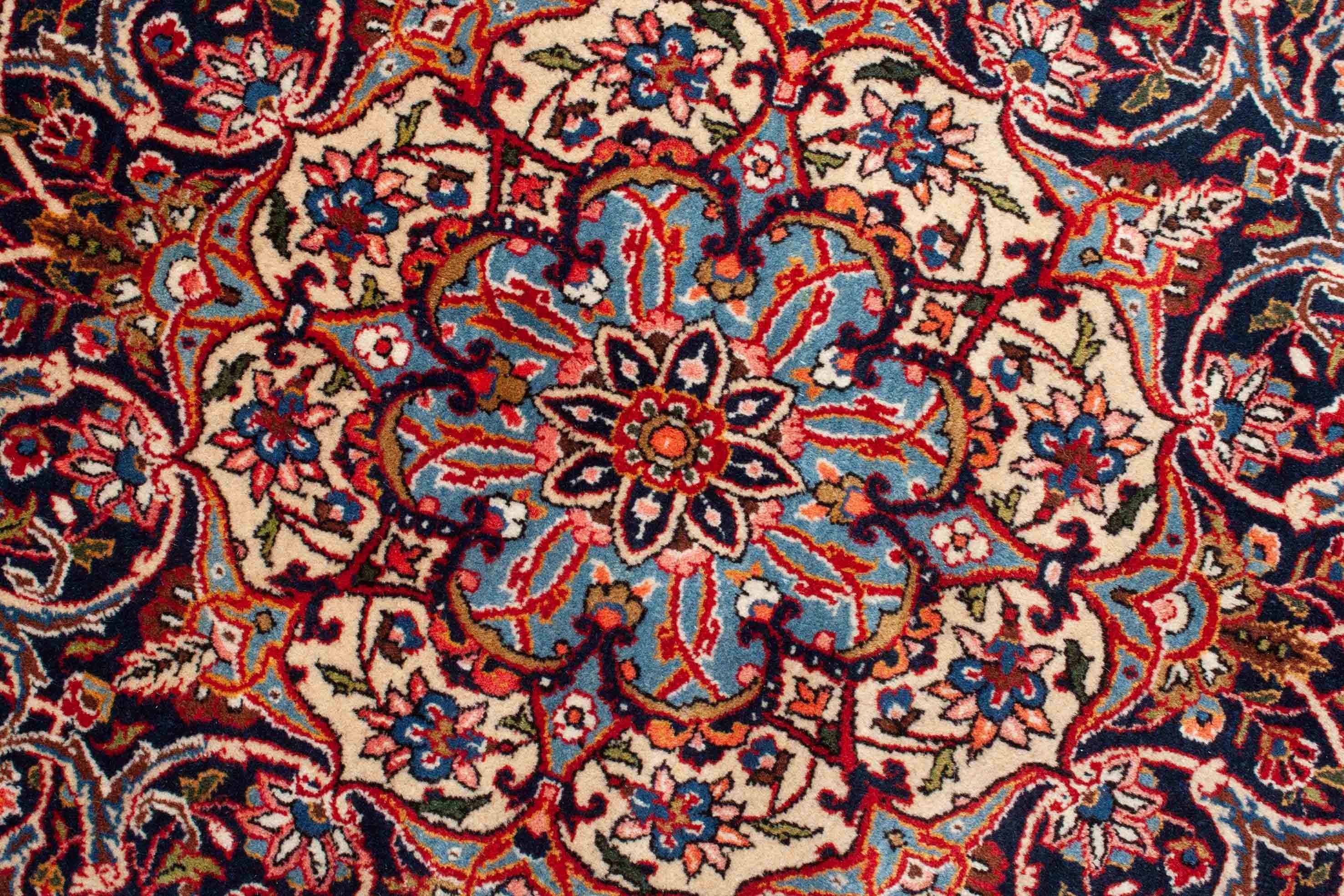 Eine Fotoaufnahme eines Keshan Teppichs.
