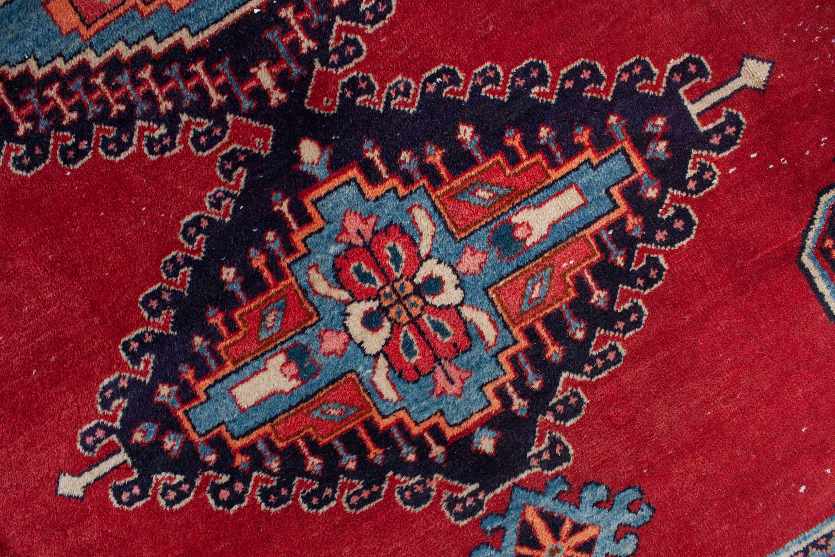 Orientalischer Wiss Teppich in dunkelrot und Muster und 332 cm x 308 cm groß