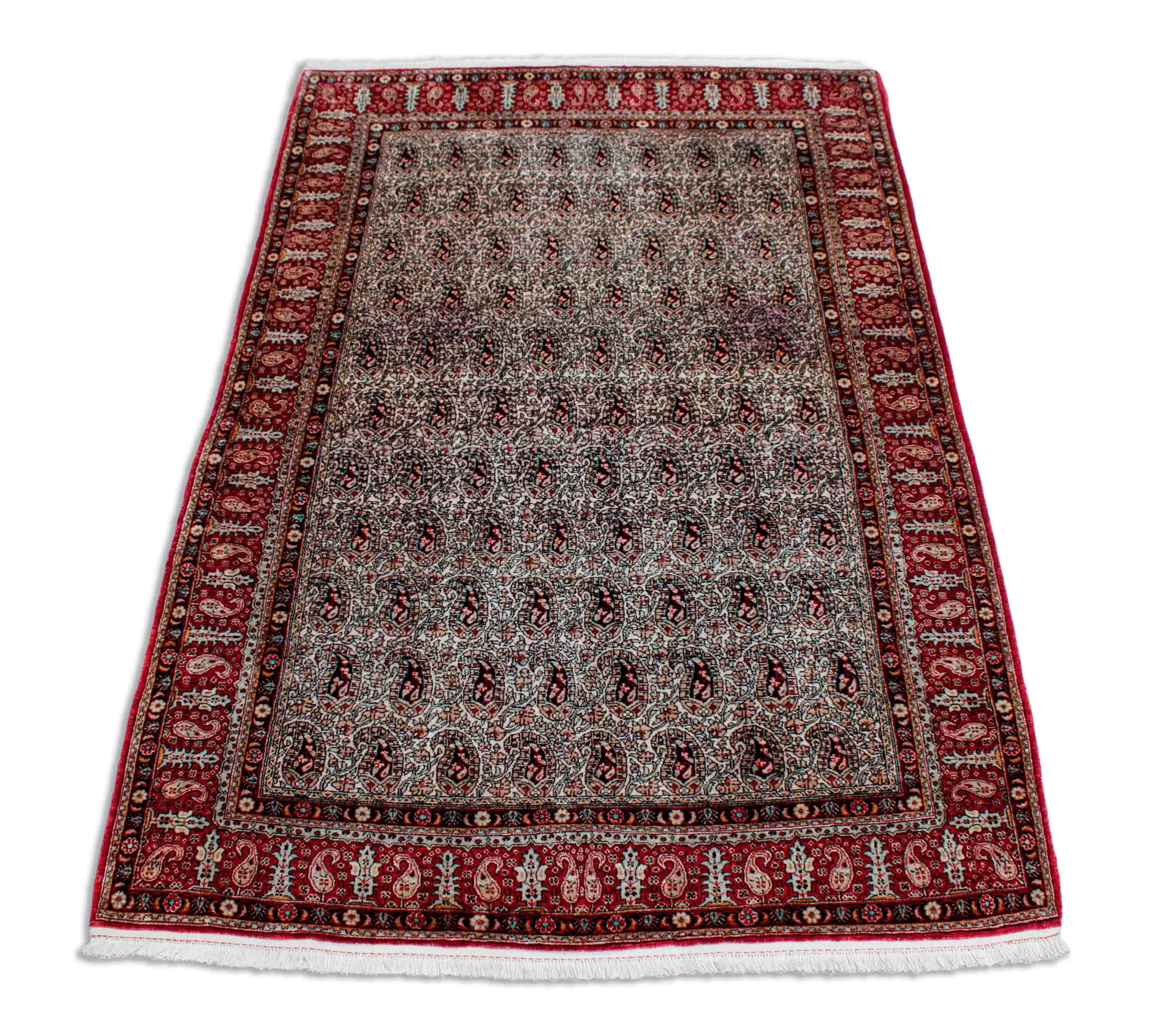 Eine Fotoaufnahme eines Ghom Teppichs.