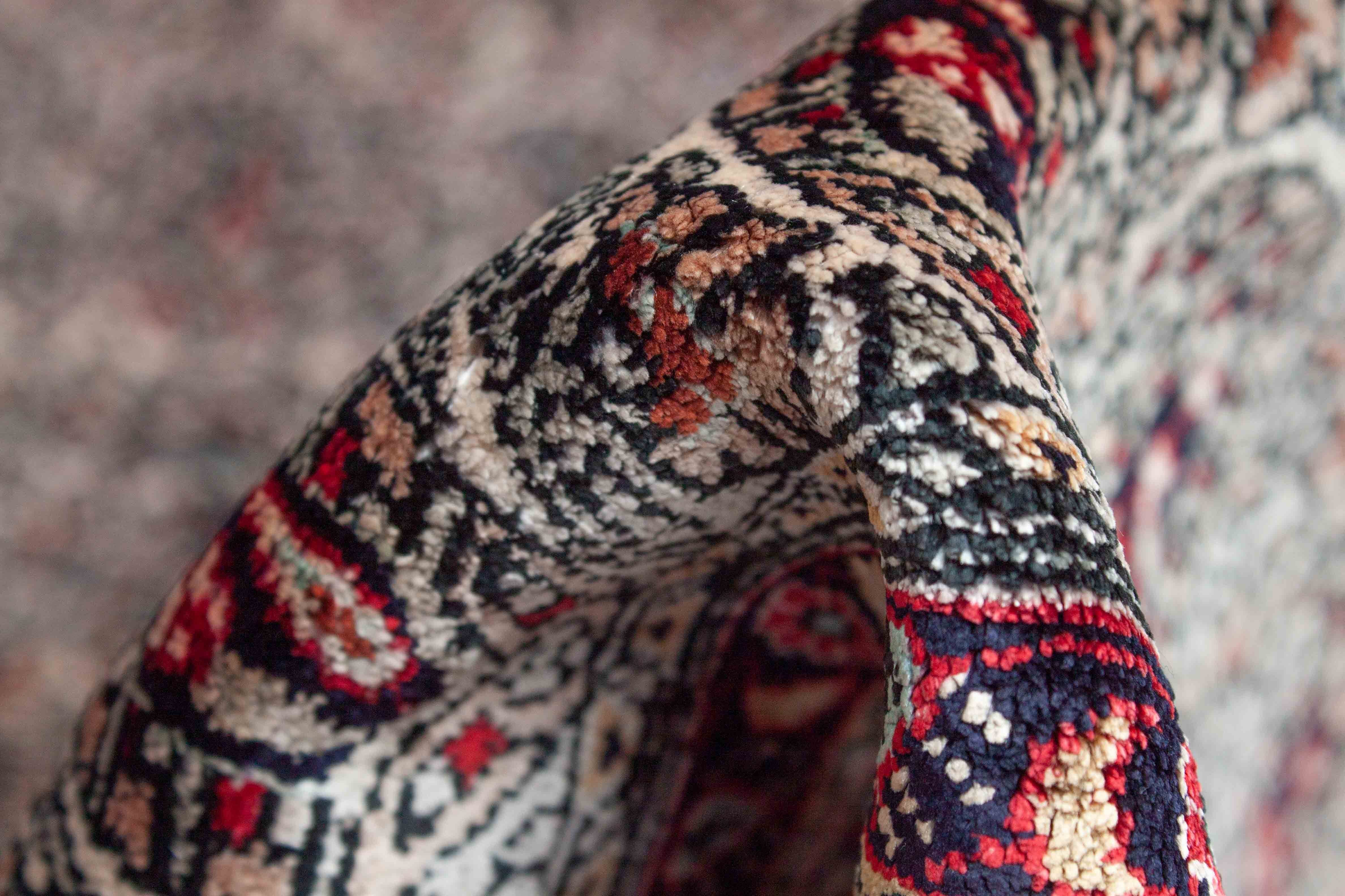 Eine Fotoaufnahme eines Ghom Teppichs.