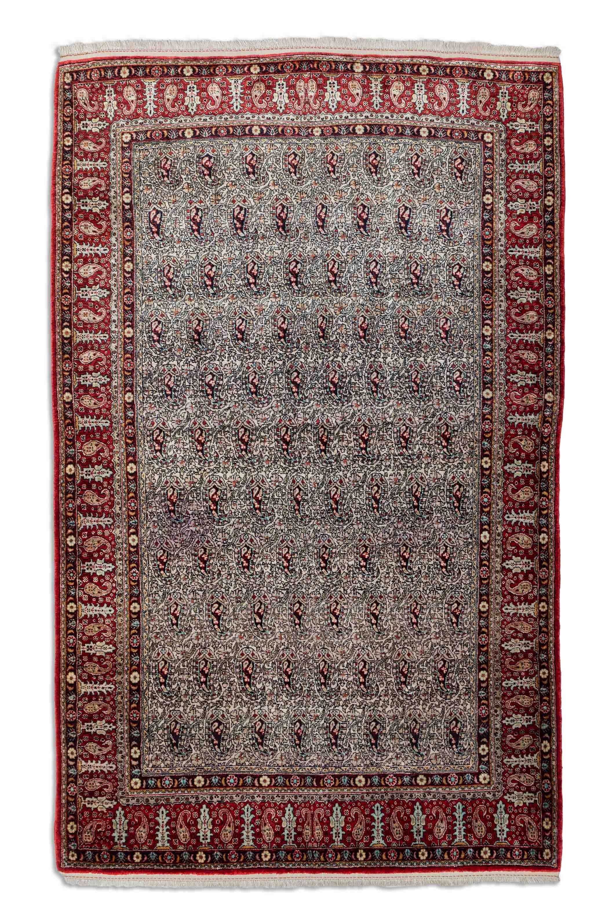 Eine Fotoaufnahme eines Ghom Teppichs.