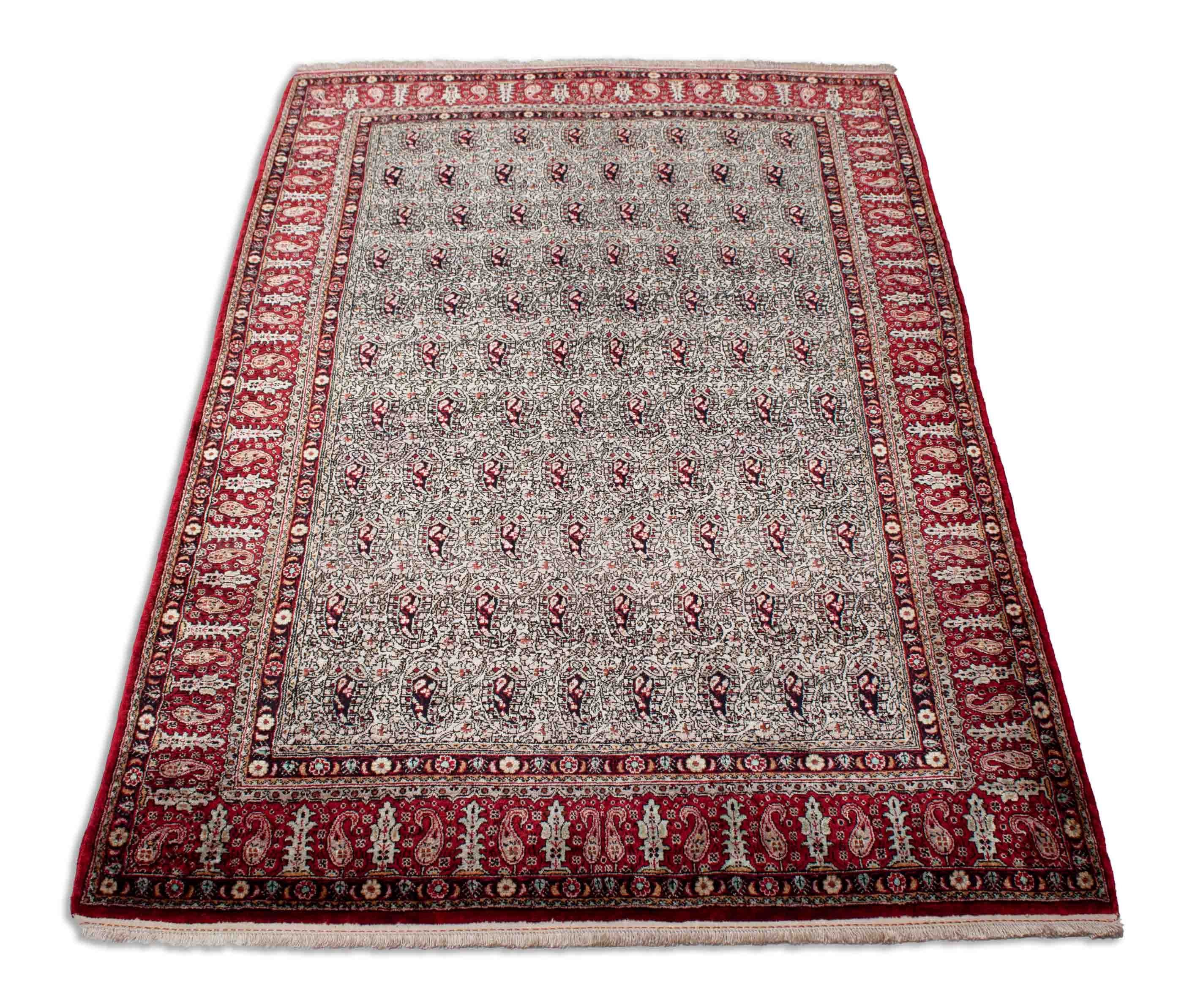 Eine Fotoaufnahme eines Ghom Teppichs.