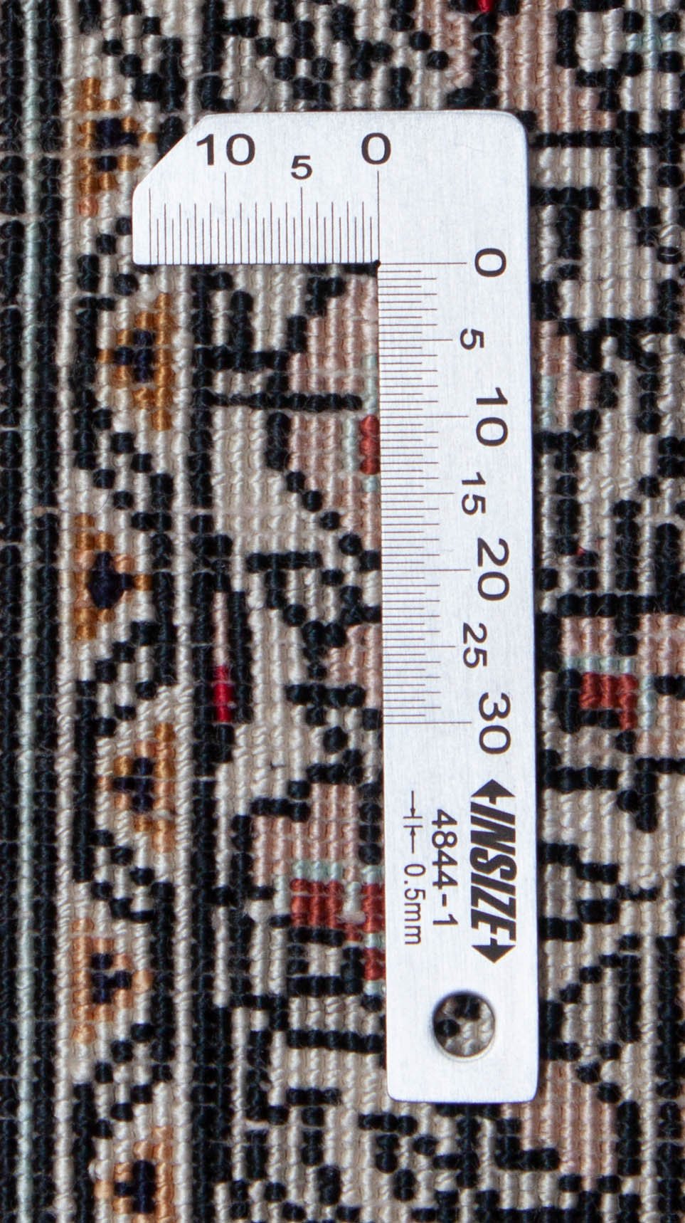 Eine Fotoaufnahme eines Ghom Teppichs.